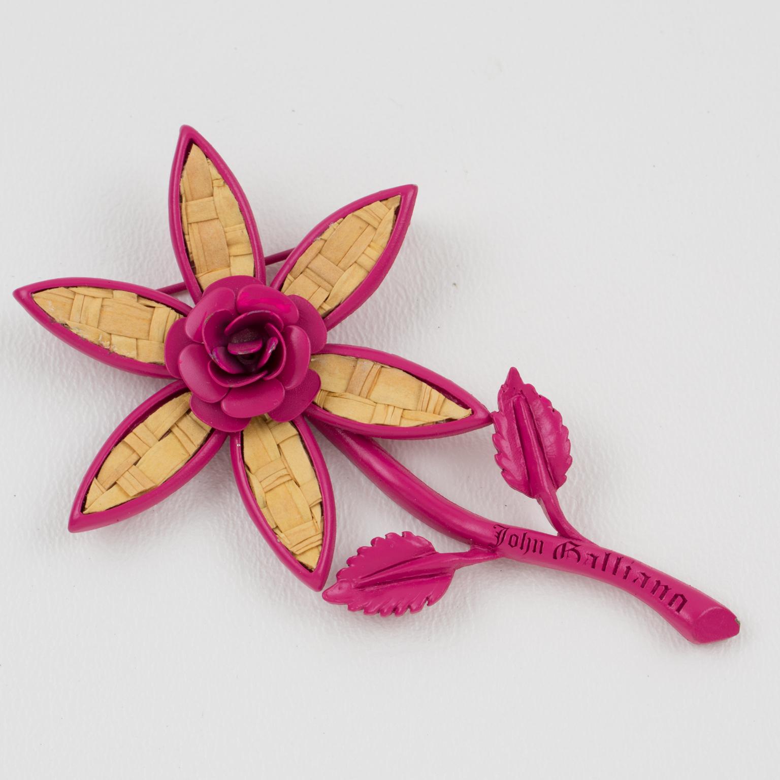 John Galliano París Broche de metal esmaltado rosa y margarita de paja en venta 1