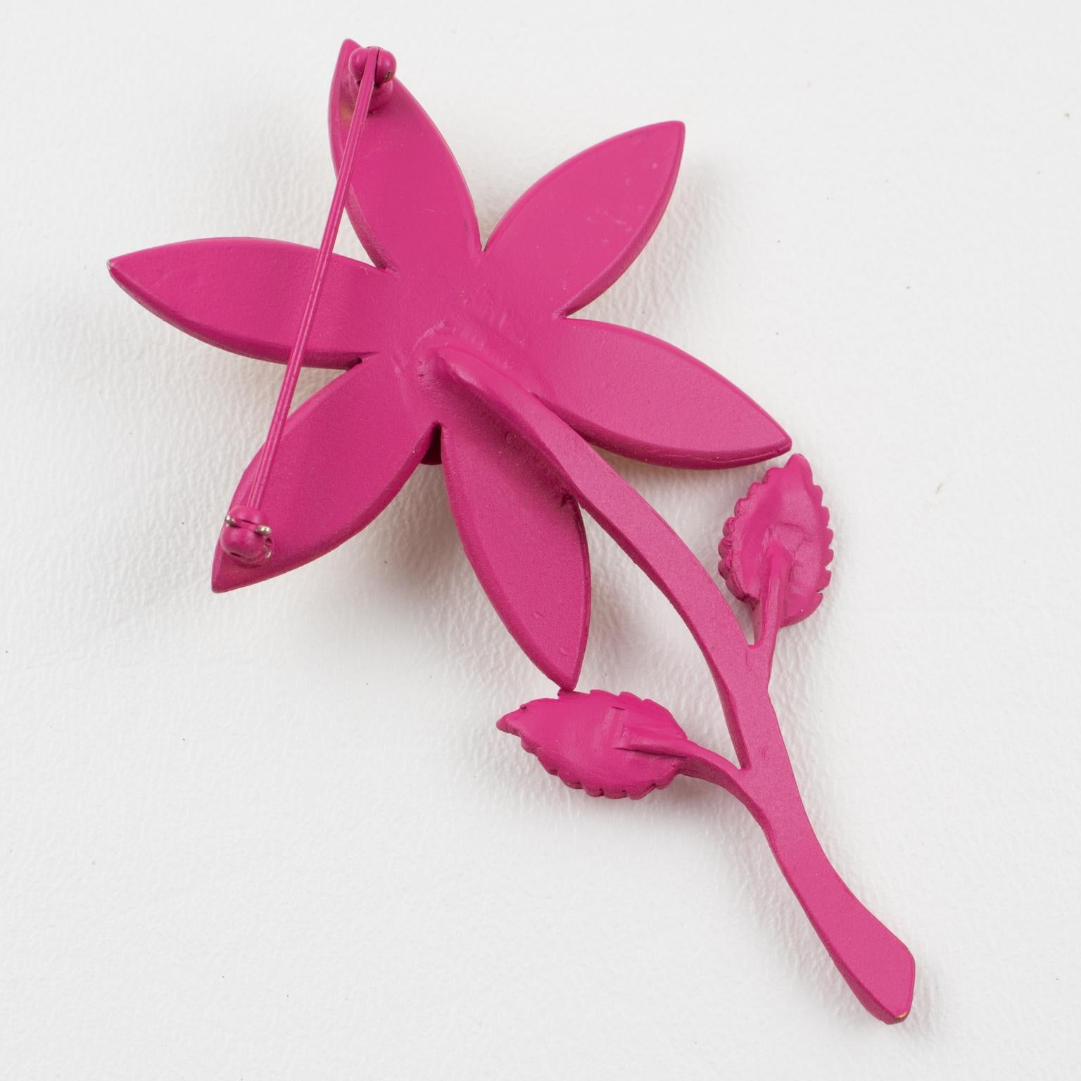 John Galliano París Broche de metal esmaltado rosa y margarita de paja en venta 3