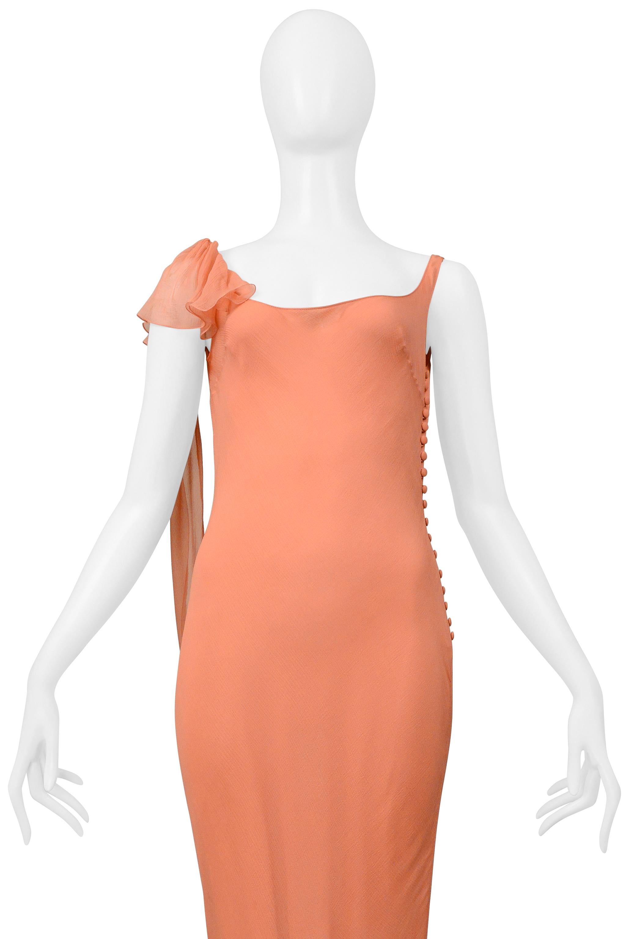 Resurrection a le plaisir de proposer une robe du soir vintage en mousseline de soie pêche de John Galliano, dotée d'une bretelle à volants, d'un décolleté droit, d'un dos en V profond, de boutons sur le côté gauche et d'un ourlet montant à volants