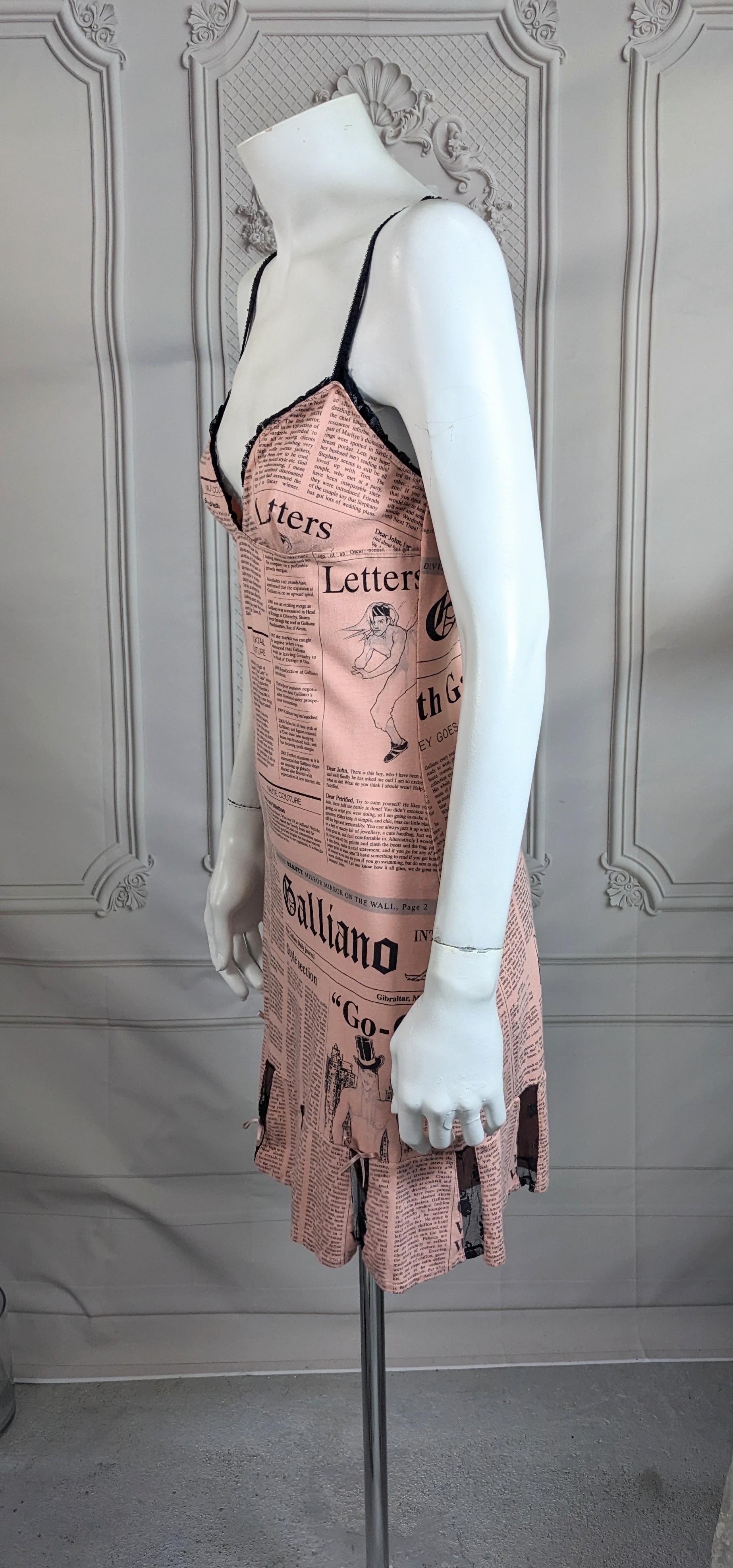Minivestido de Papel Prensa Rosa John Galliano en Excelente Estado en New York, NY