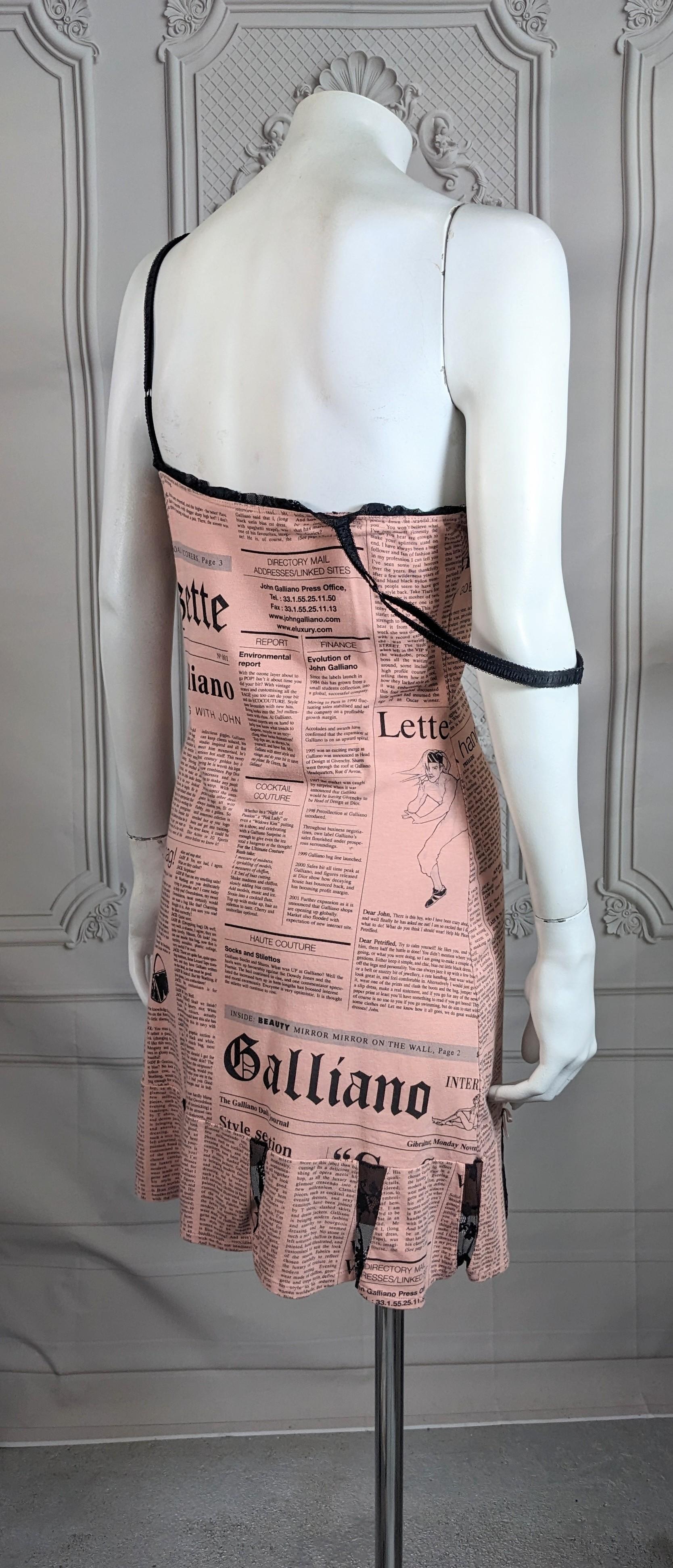 Minivestido de Papel Prensa Rosa John Galliano 1