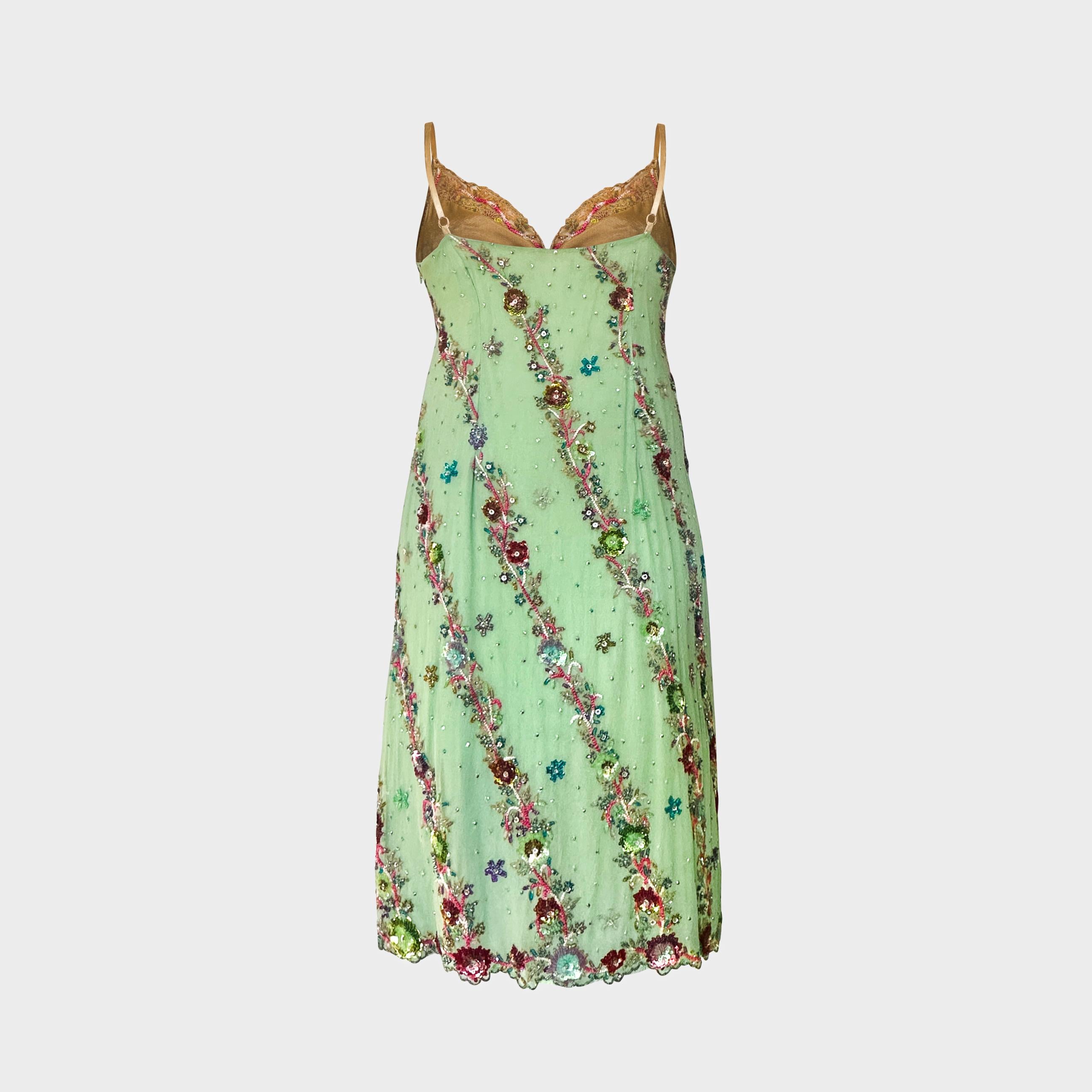 Conçue par John Galliano pour sa collection printemps/été 2005, cette robe en tulle de soie vert pistache incarne la féminité onirique qui a défini le travail du créateur au milieu des années 2000. La pièce présente des spirales diagonales de