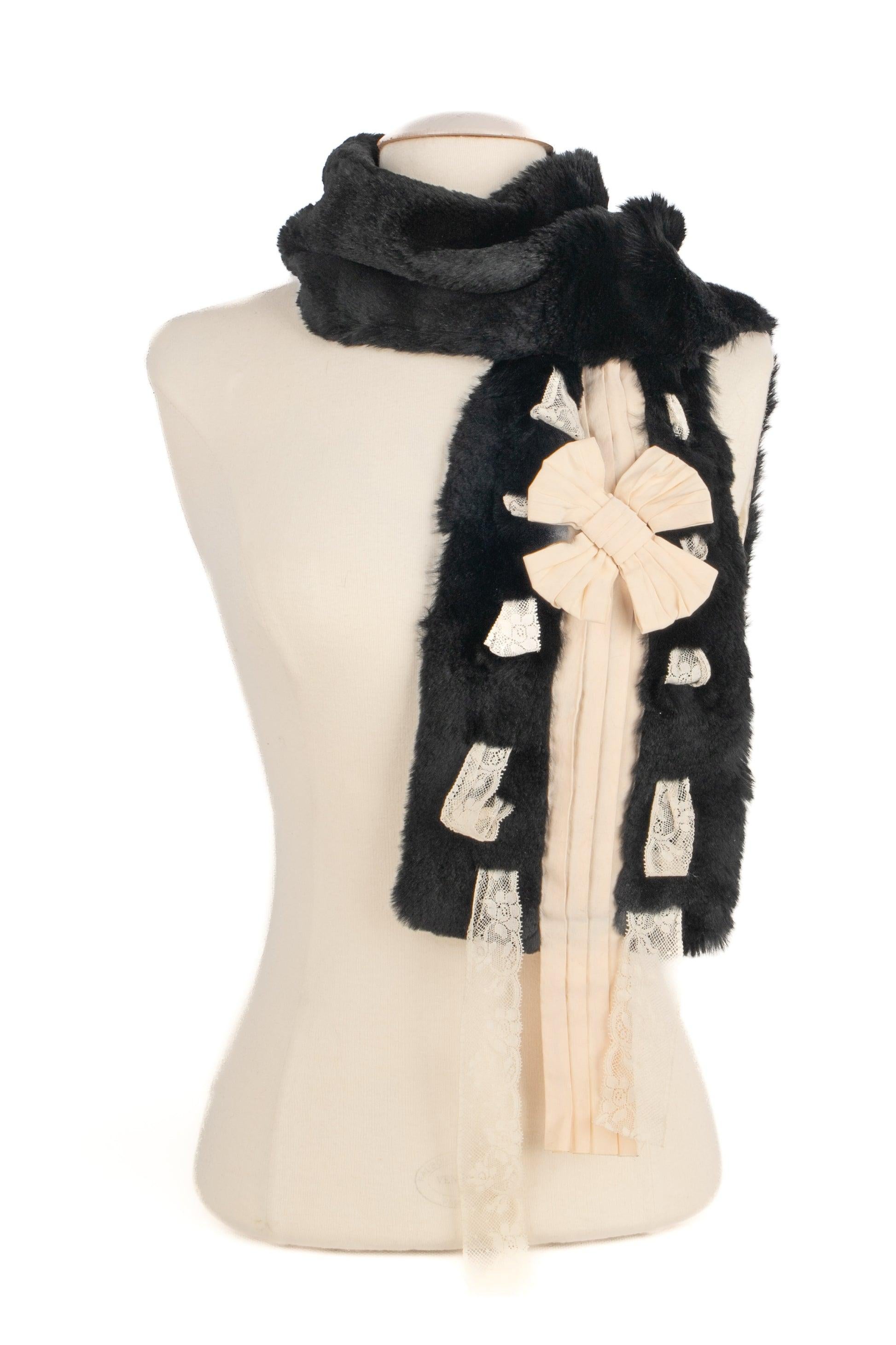 JOHN GALLIANO - (Made in France) Rabbit fur scarf decorated with lace and a bow. Silk lining. 2001 Fall-Winter Collection.

Additional information:
Condition: Good condition
Dimensions: Length: 136 cm

SKU:FFD14