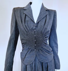 John Galliano Runway 1997 A/W Suzy Phinix robe de tailleur Kendall Jenner grise froncée