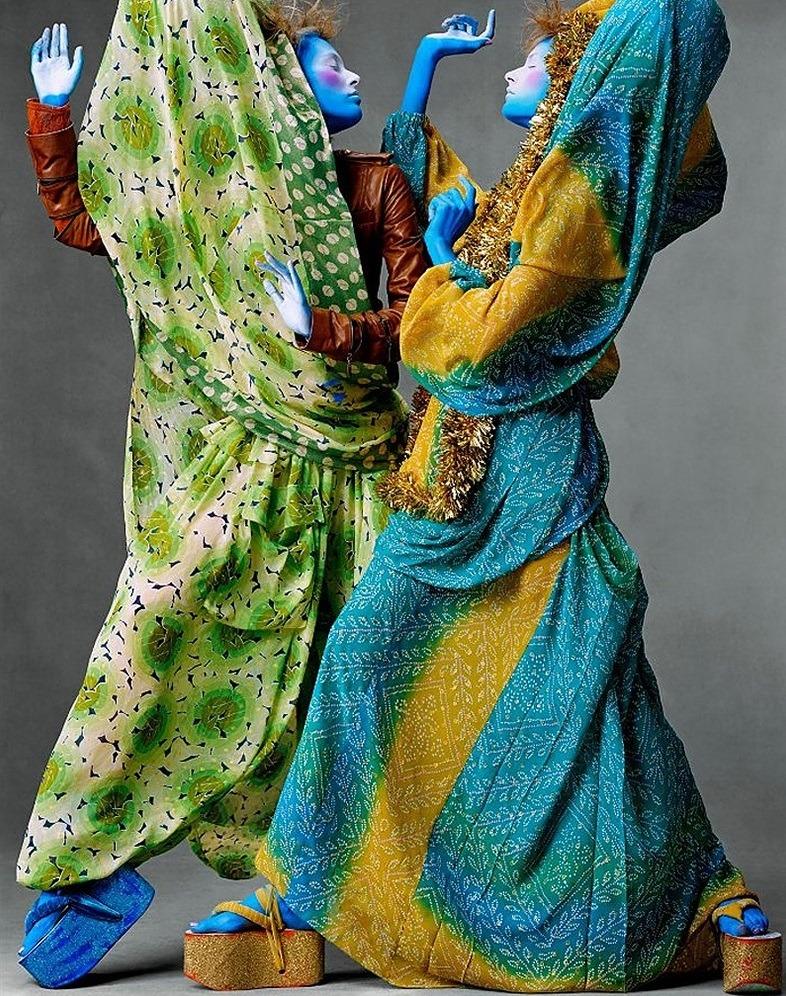 Unveröffentlichtes Musterkleid aus der Frühjahr/Sommer-Kollektion 2003 von John Galliano aus demselben bedruckten Viskose-Jersey, der auch auf dem Laufsteg zum Einsatz kam. Dieser Print erschien prominent auf dem Laufsteg, gestylt als drapierter