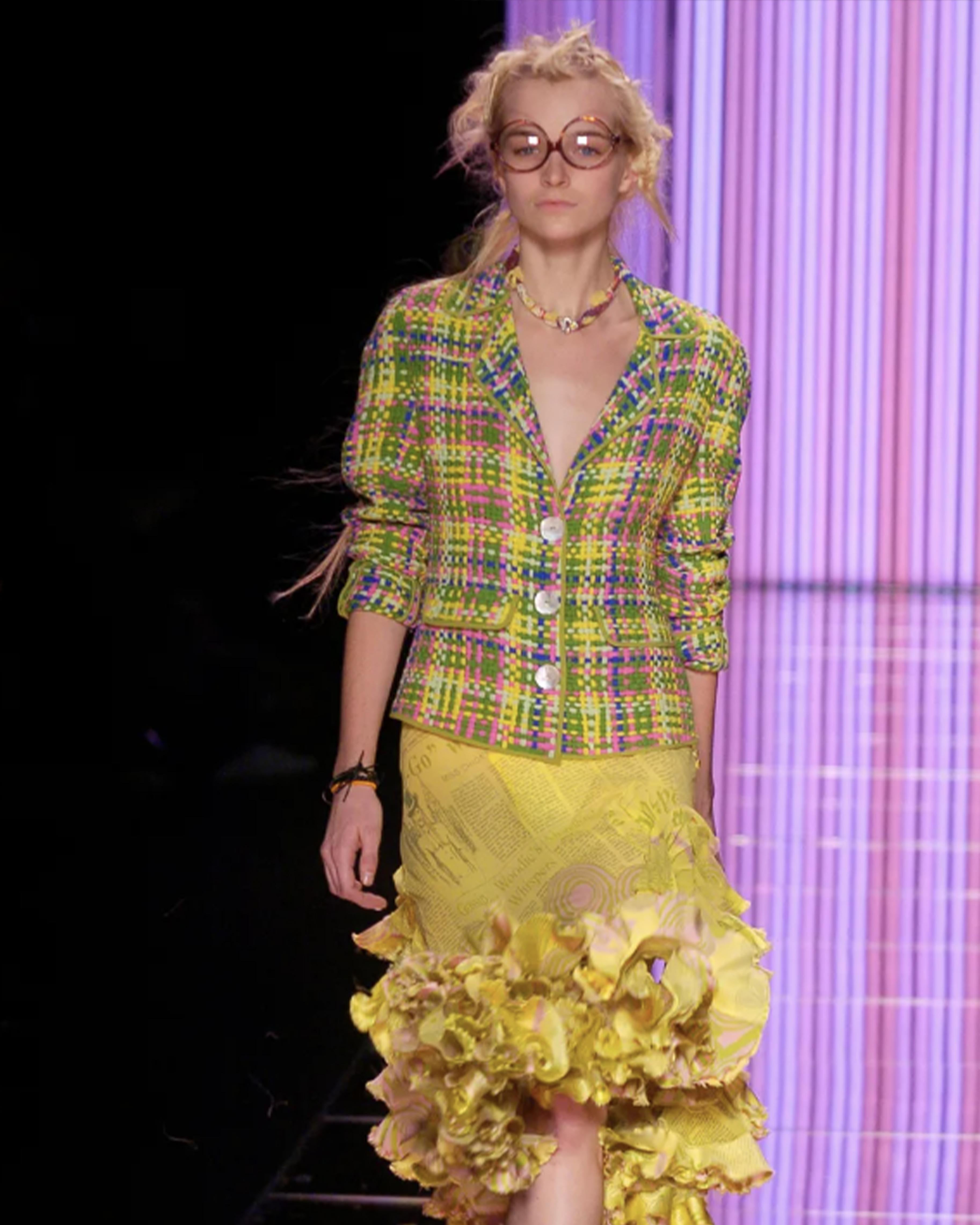 - Conçu par John Galliano
- Collection printemps 2005
- Articles similaires dans le domaine de la piste d'atterrissage
- Bondage Veste verte et bleue
- Motif en damier
- Détails de bondage en dentelle
- Fermeture par boutons
- Bouton aux poignets
-