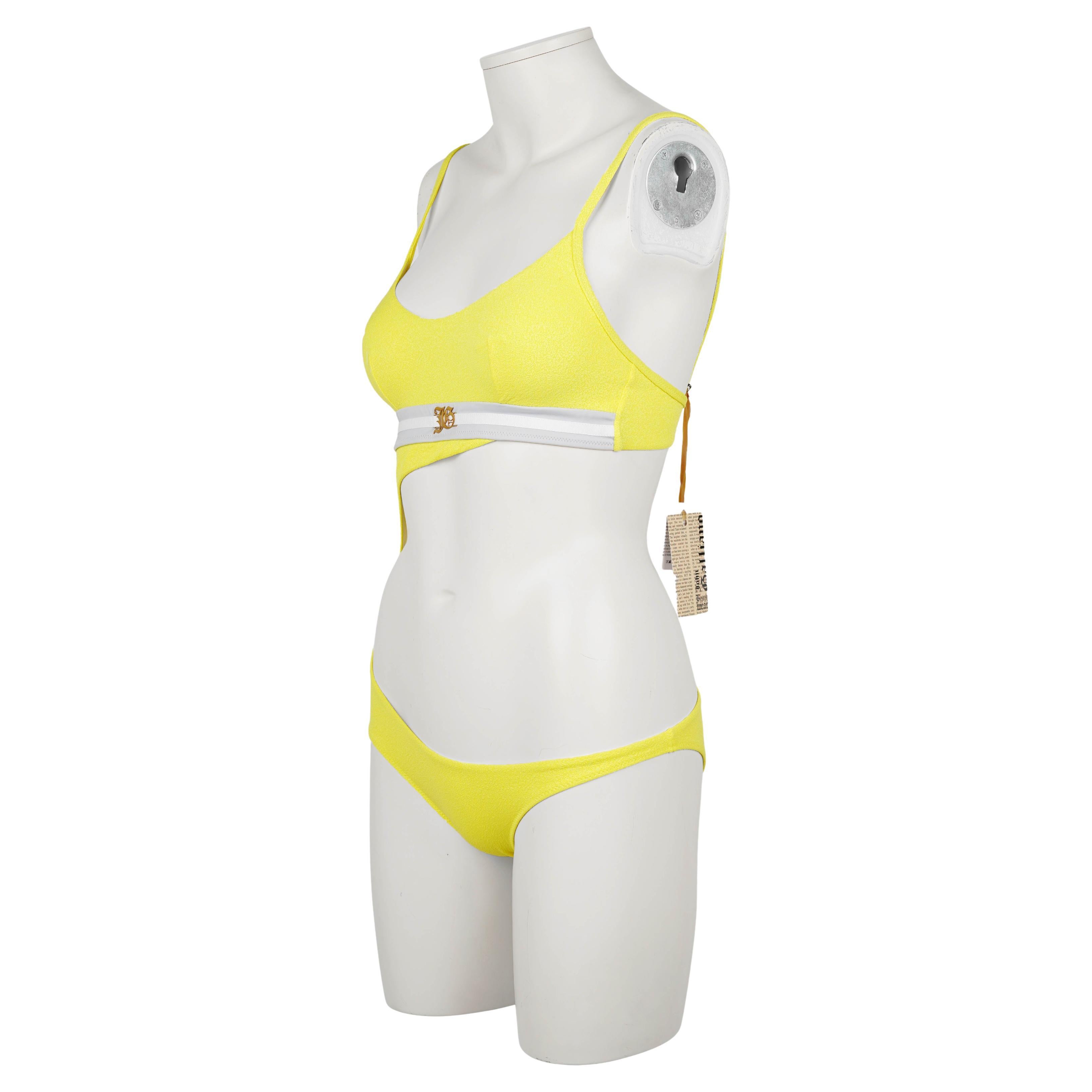 Un sorprendente e raro costume da bagno della linea Mare di John Galliano, risalente alla collezione primavera/estate 2005 - una stagione caratterizzata da una serie di costumi da bagno di un giallo vibrante e da giocose silhouette monokini.

Questo