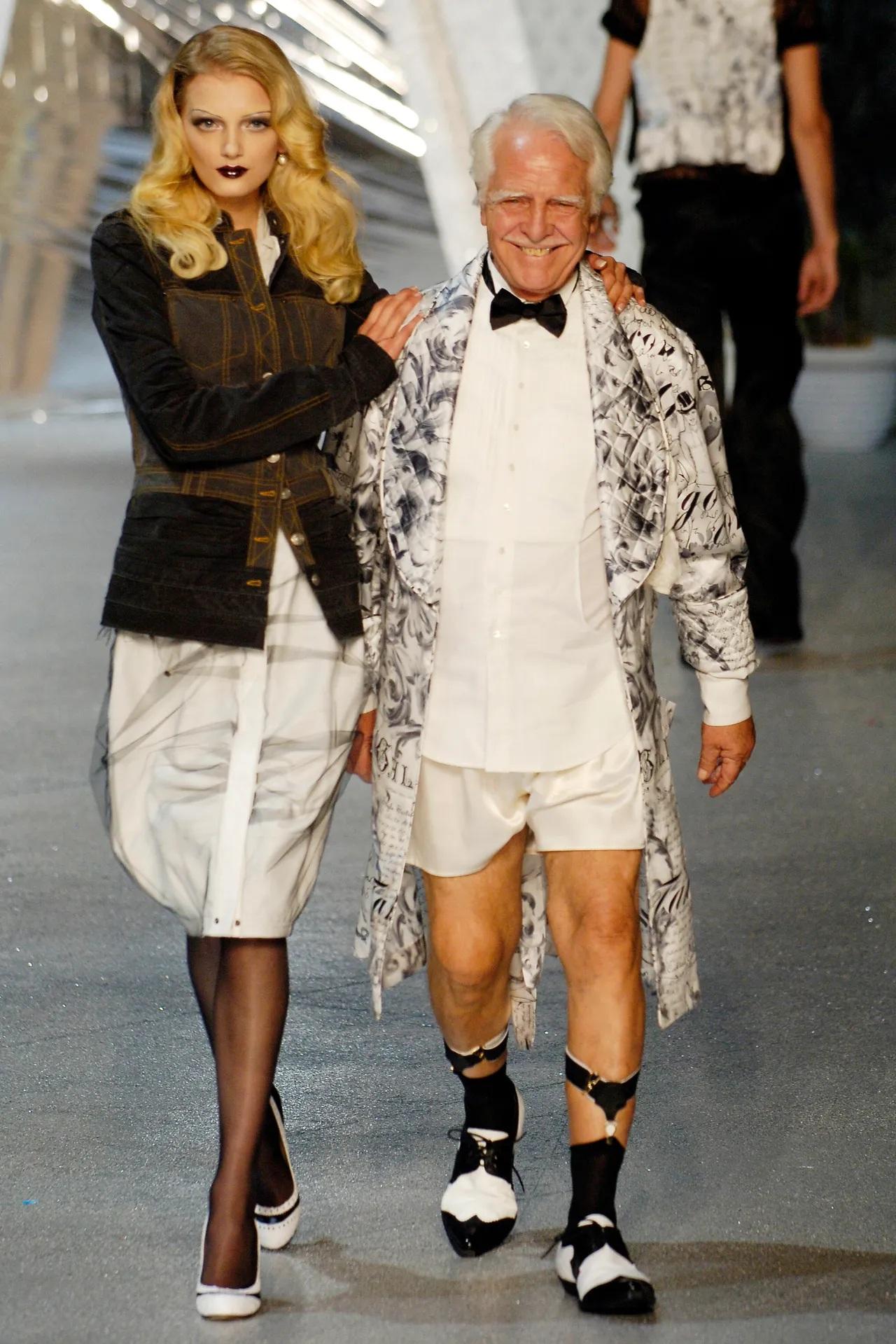 Raro conjunto de tres piezas de la colección de pasarela Primavera 2006 de John Galliano, compuesto por una chaqueta entallada, unos pantalones de corte entallado y una falda lápiz, confeccionados en tejido vaquero tratado con detalles de tul. La