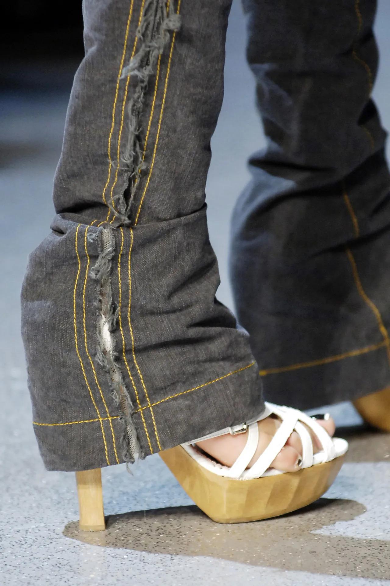 John Galliano Pasarela S/S 2006 Conjunto de chaqueta vaquera y tul, vaqueros y falda en Excelente estado para la venta en Paris, FR