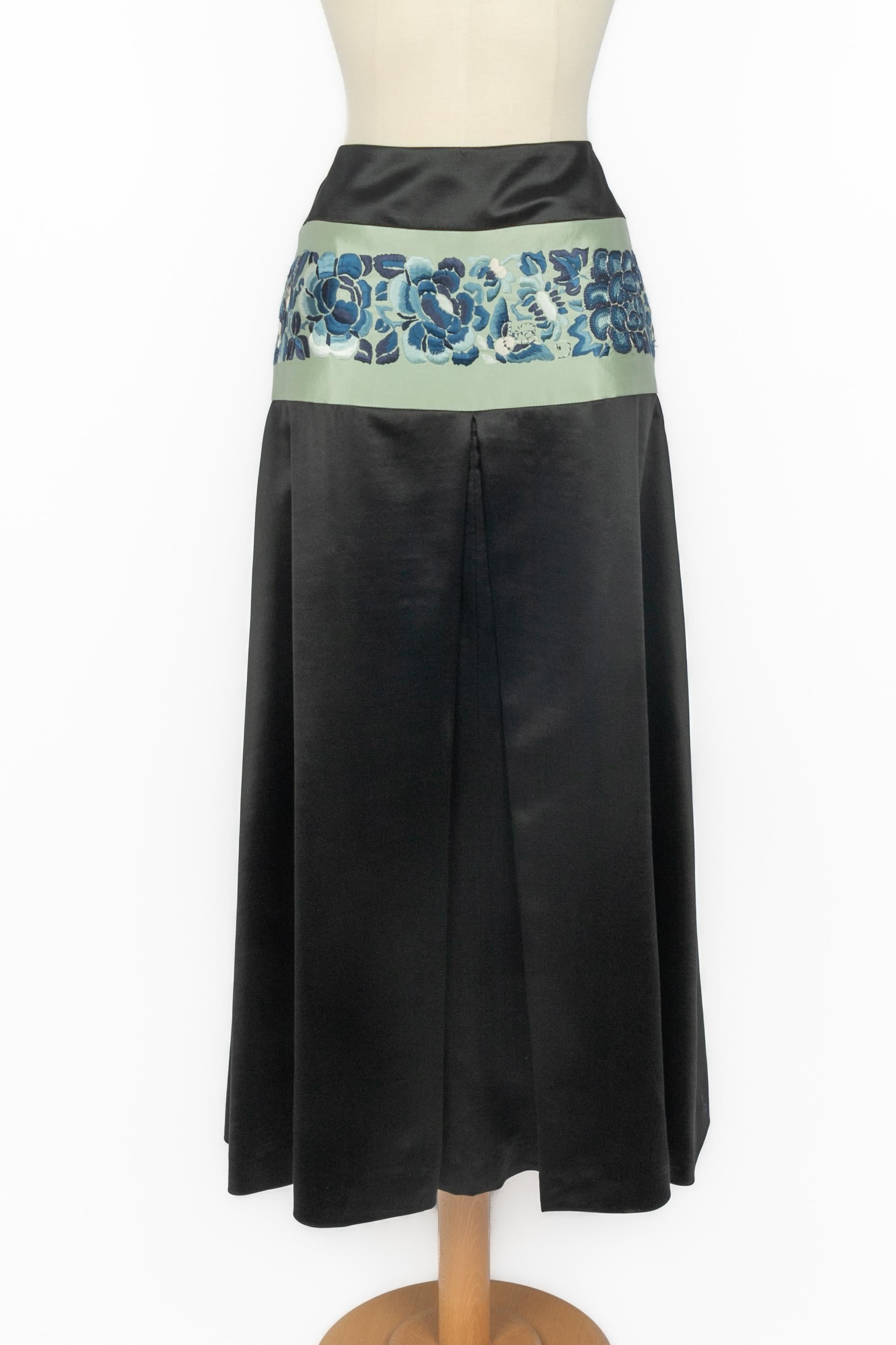 JOHN GALLIANO - Ensemble noir composé d'une veste en coton plissée sous la poitrine et d'une jupe en satin. Pièces avec pièces de satin vert brodées d'un motif de fleurs bleues. Aucune taille n'est indiquée, il convient à un 36/38FR. A Collection S