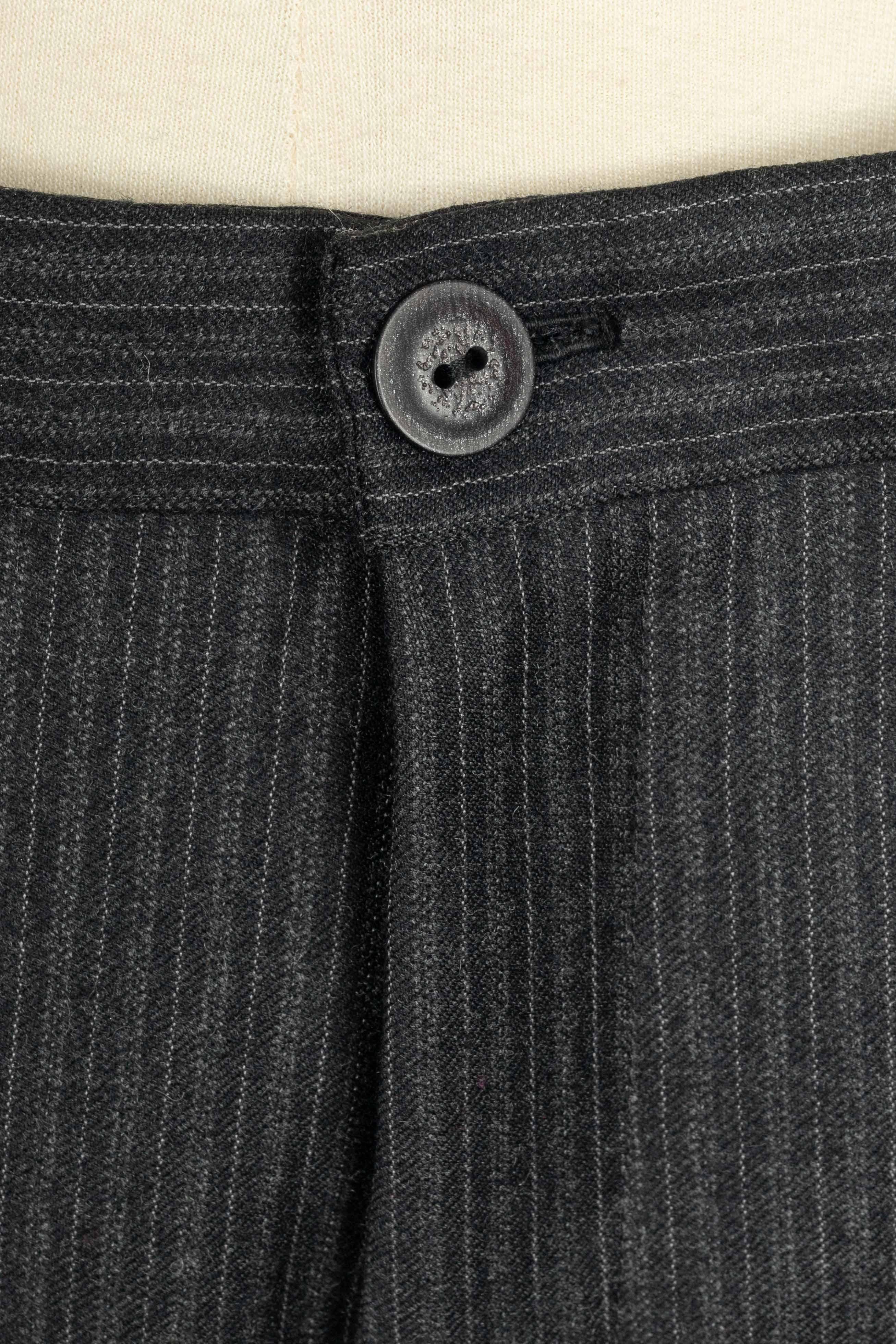 GALLIANO - (Made in France) Set in lana a righe composto da pantaloni e giacca. Impressionanti bottoni in Woods. Indicata la taglia 42FR.

Condizioni:
Ottime condizioni

Dimensioni:
Giacca: Petto: 47 cm - Vita: 36 cm - Lunghezza maniche: 55 cm -