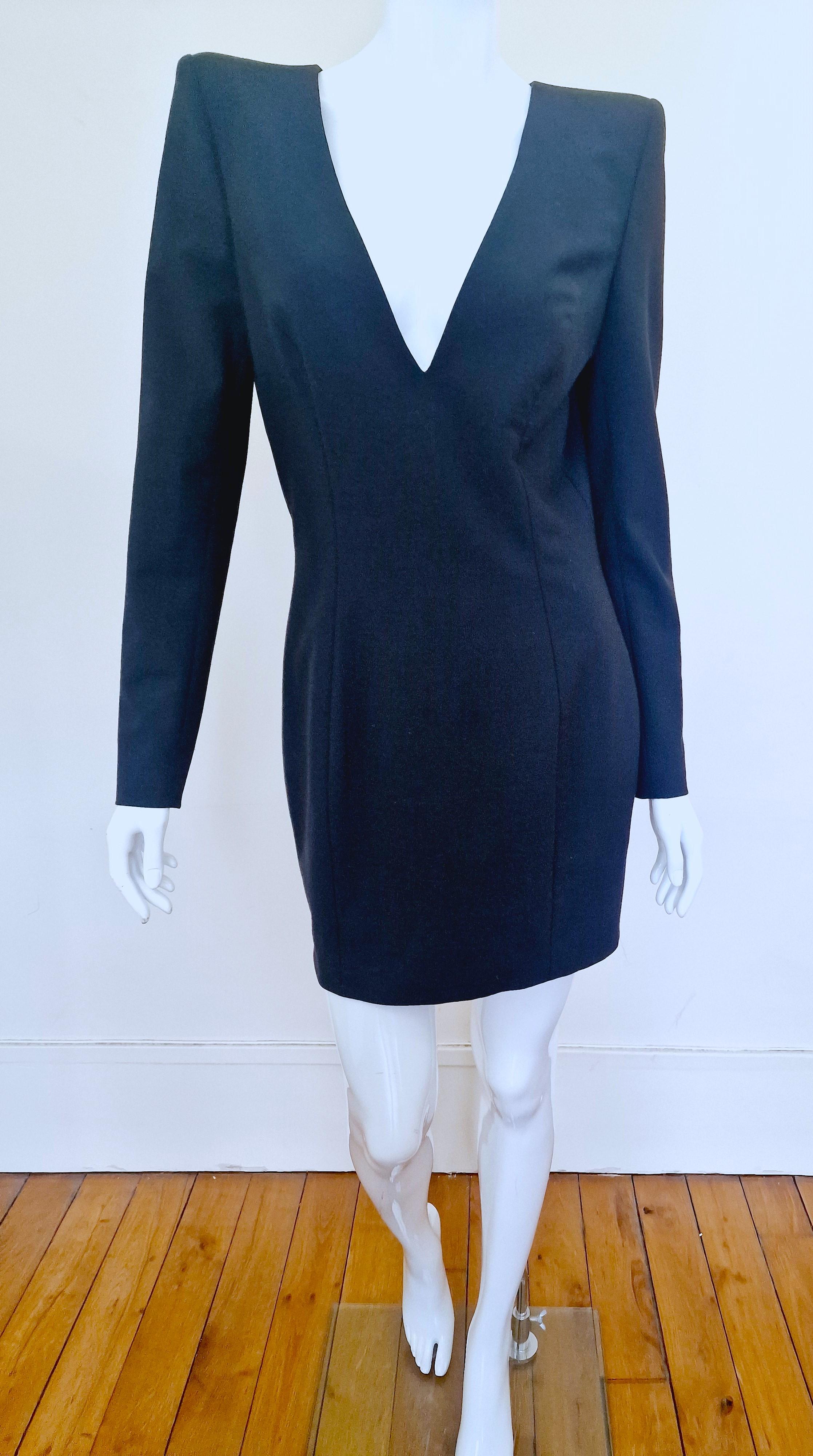 Elegant dress by John Galliano!
Sharp look! With massive shoulder pads!
Wide shoulder look!
9-9 buttons at the wrists!

LIKE NEW!

SIZE
Large.
Marked size: FR42 / GB14 / D40 / USA 10.
Length: 85 cm / 33.4 inch
Bust: 44 cm / 17.3 inch
Waist: 37 cm /