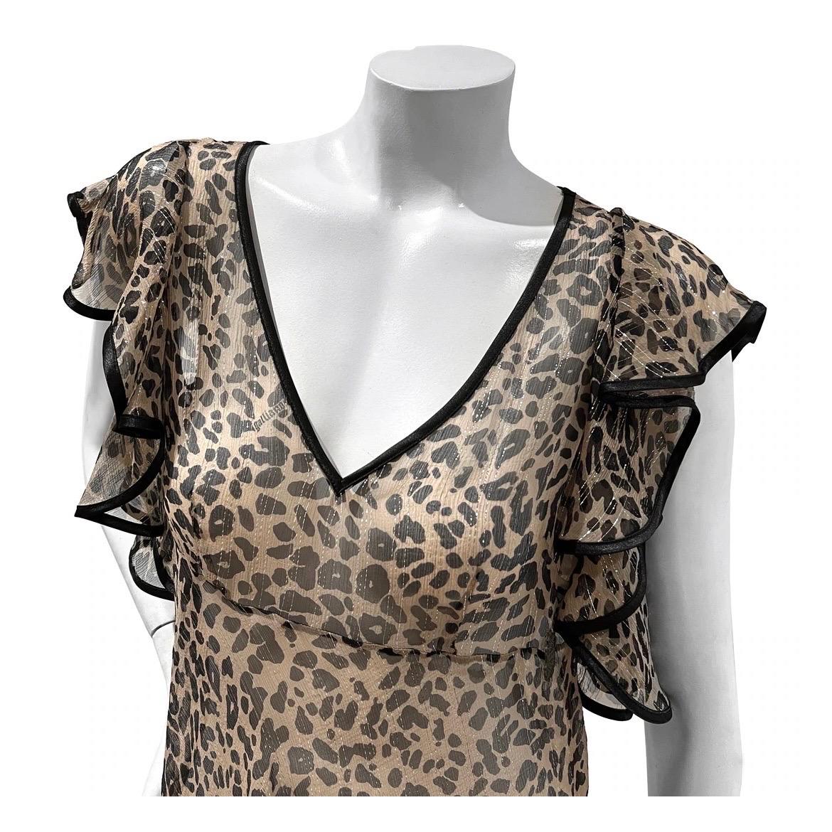 Vestido de volantes de leopardo de John Galliano 
Fabricado en Francia
Marrón claro con estampado de leopardo negro 
Sutiles rayas metálicas por toda la prenda 
Mangas frías con volantes
Escote en V   
Cierre lateral con