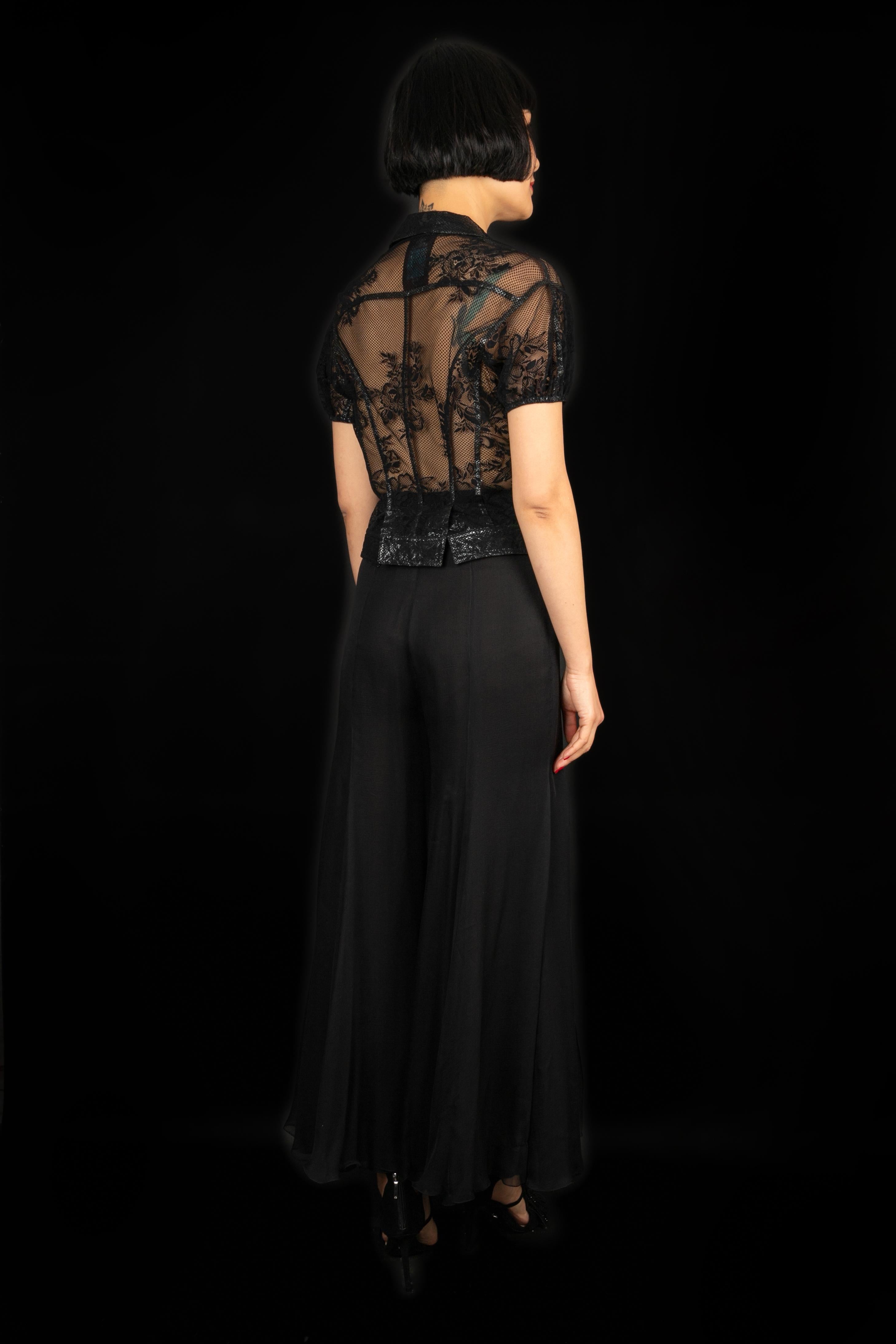John Galliano Schwarzes kurzärmeliges Top aus Spitze im Angebot 1