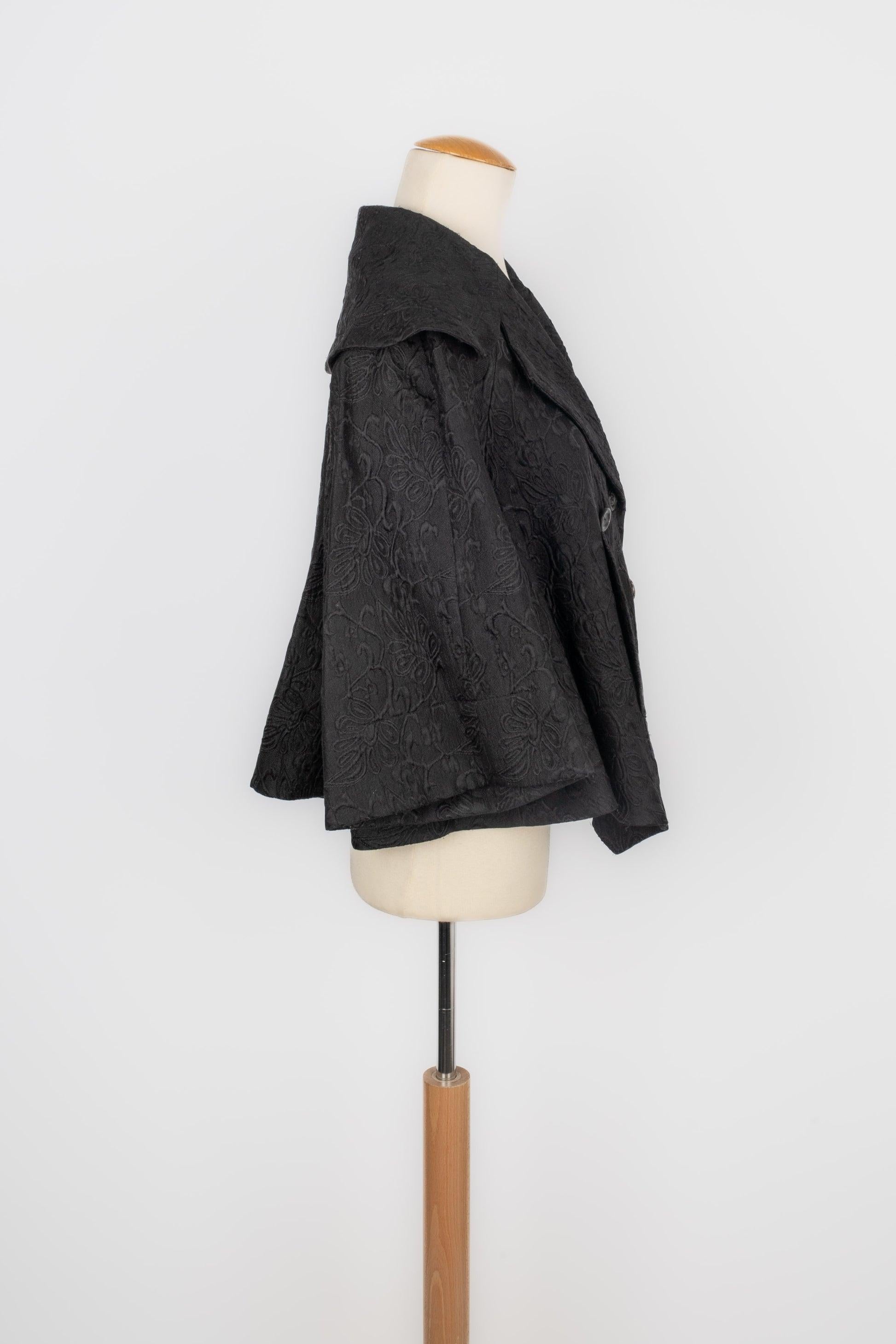 John Galliano - (Made in Italy) Silk and wool short jacket with a silk lining. Size 36FR indicated.

Additional information:
Condition: Very good condition
Dimensions: Shoulder width: 40 cm - Chest: 60 cm - Sleeve length: 40 cm - Length: 56