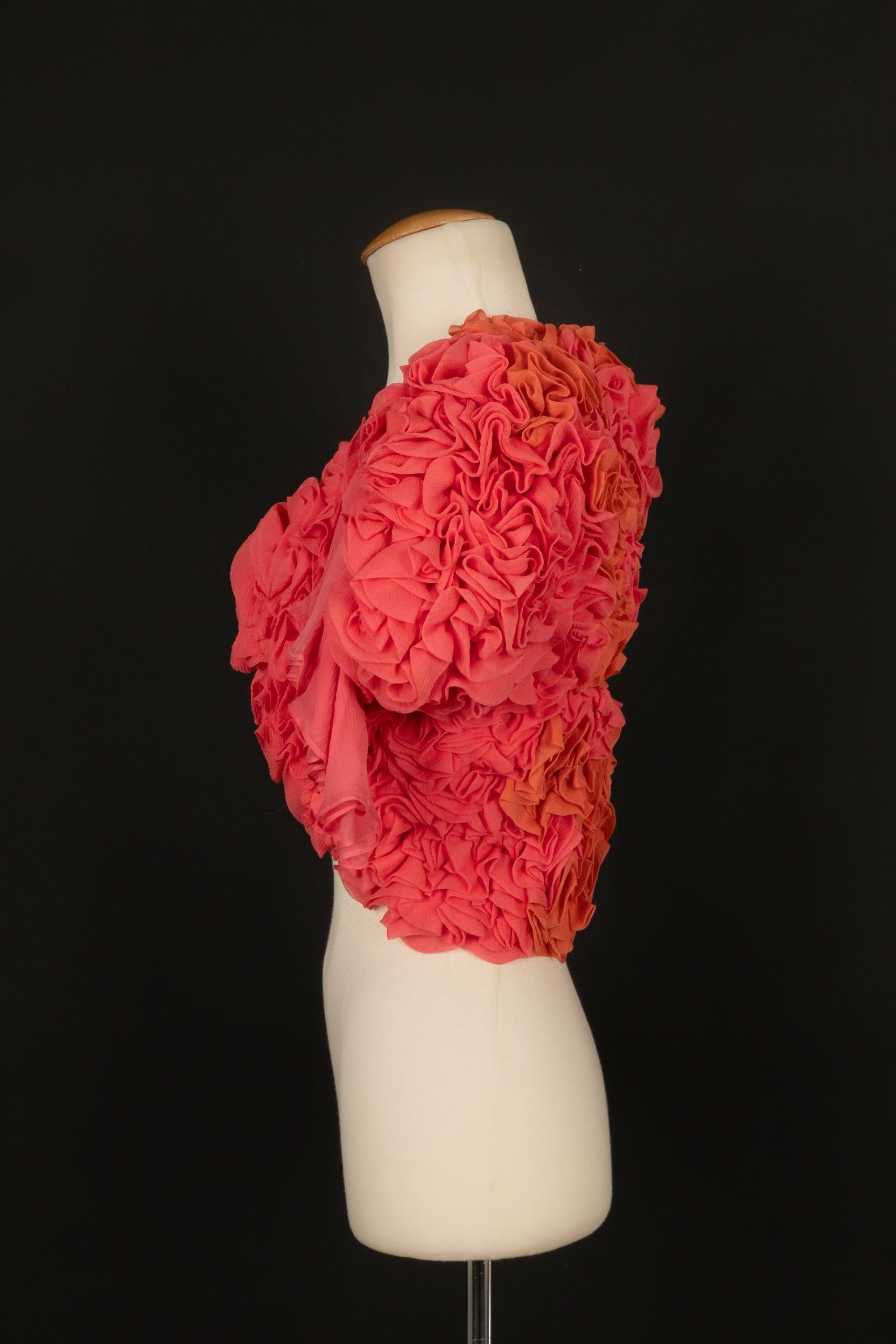 Galliano - Bolero in crepe di seta nei toni dell'arancio e del rosa. Non è indicata la taglia, ma si adatta a una 36FR.

Informazioni aggiuntive:
Condizioni: Ottime condizioni
Dimensioni: Lunghezza della manica: 25 cm
Lunghezza: 38 cm

Riferimento