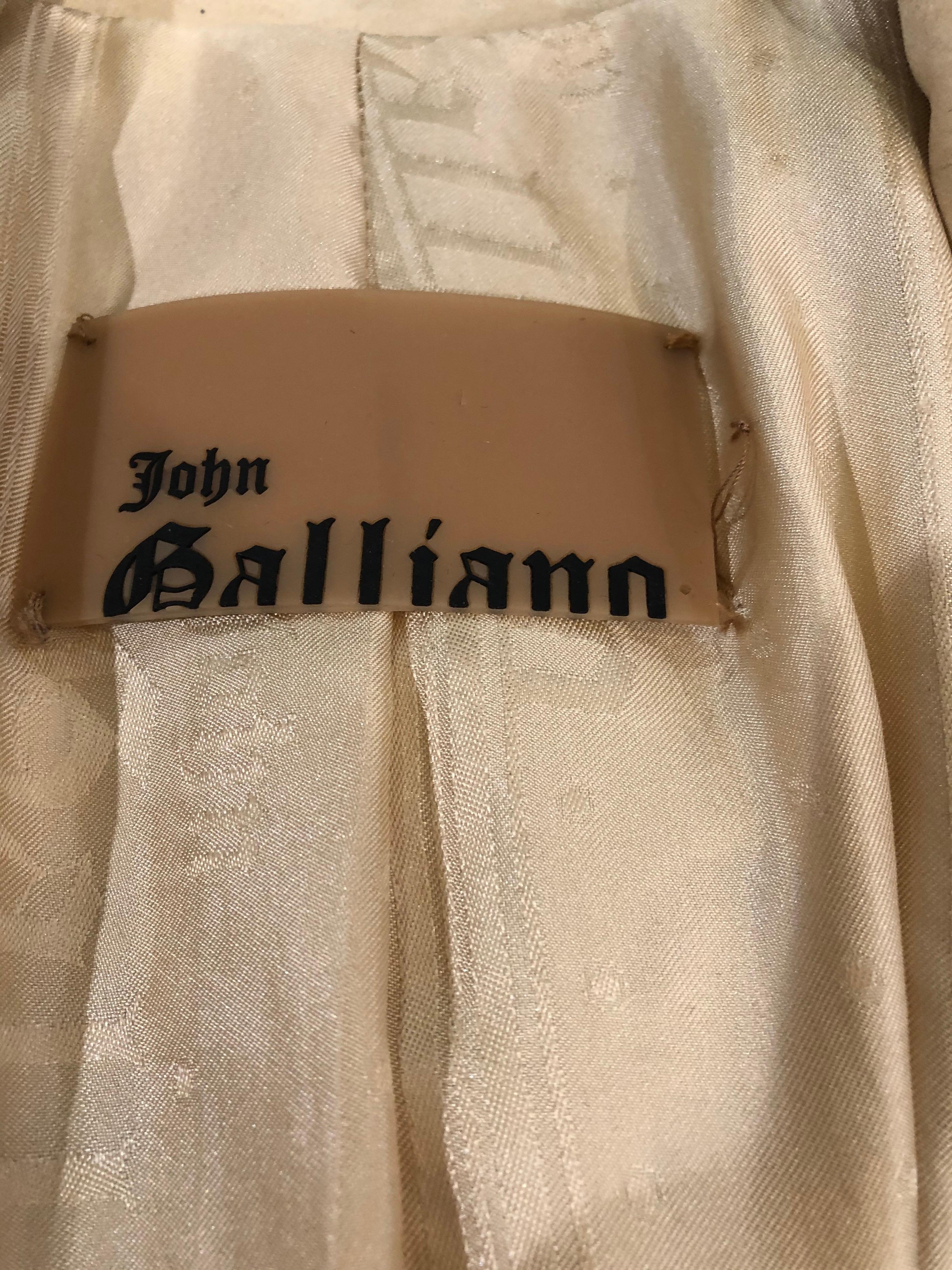 Chic veste blazer JOHN GALLIANO en daim / cuir beige kaki brodé de perles du début des années 2000 ! Des centaines de perles en laiton et de broderies cousues à la main. Fermeture par un seul bouton avec des poches de chaque côté de la taille.