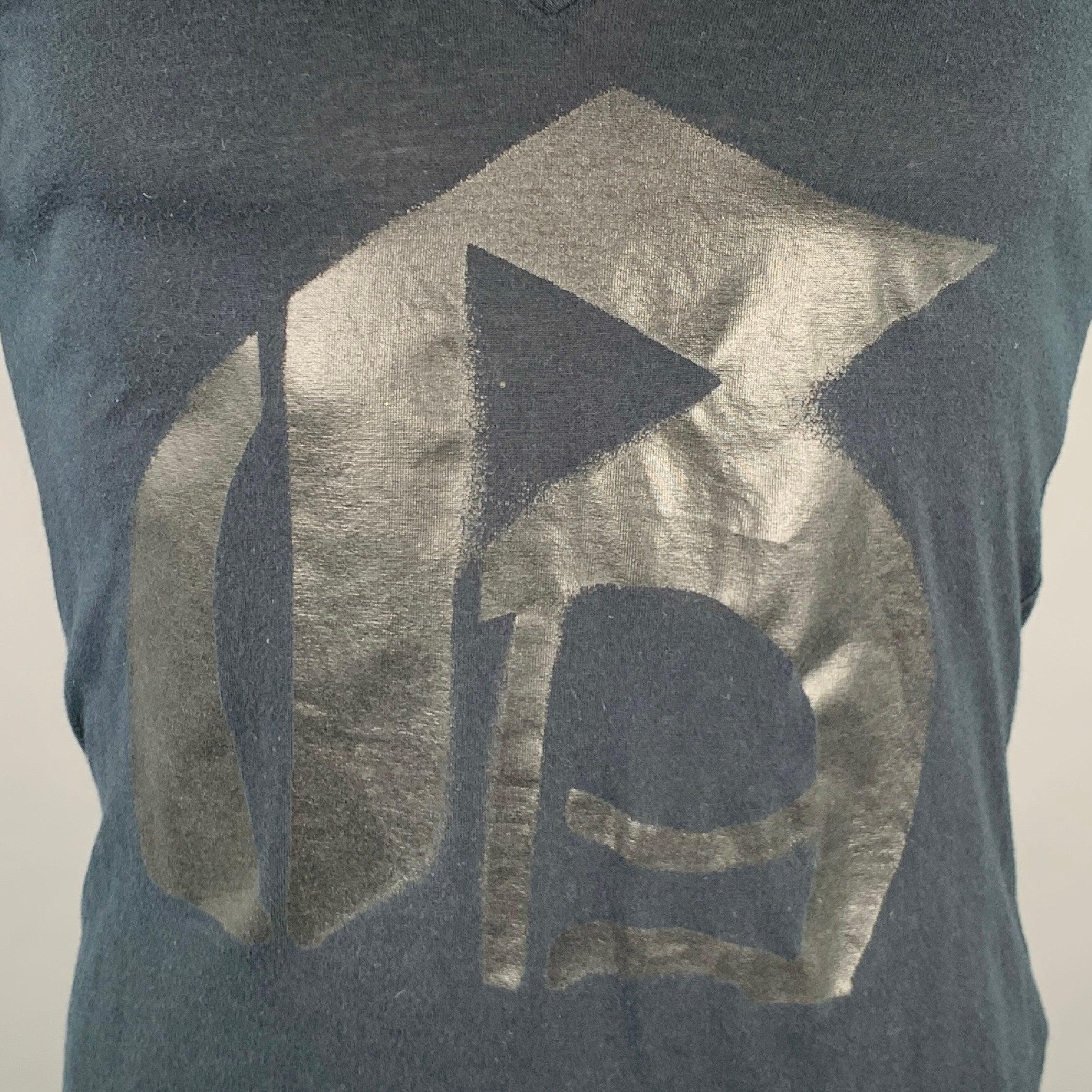 JOHN GALLIANO-T-Shirt
aus schwarzem Baumwolljersey mit Monogrammprint, kurzen Ärmeln und V-Ausschnitt. Made in Italy Ausgezeichneter Pre-Owned Zustand. 

Markiert:   S 

Abmessungen: 
 
Schultern: 17,5 Zoll Brustumfang: 36 Zoll Ärmelumfang: 6 Zoll