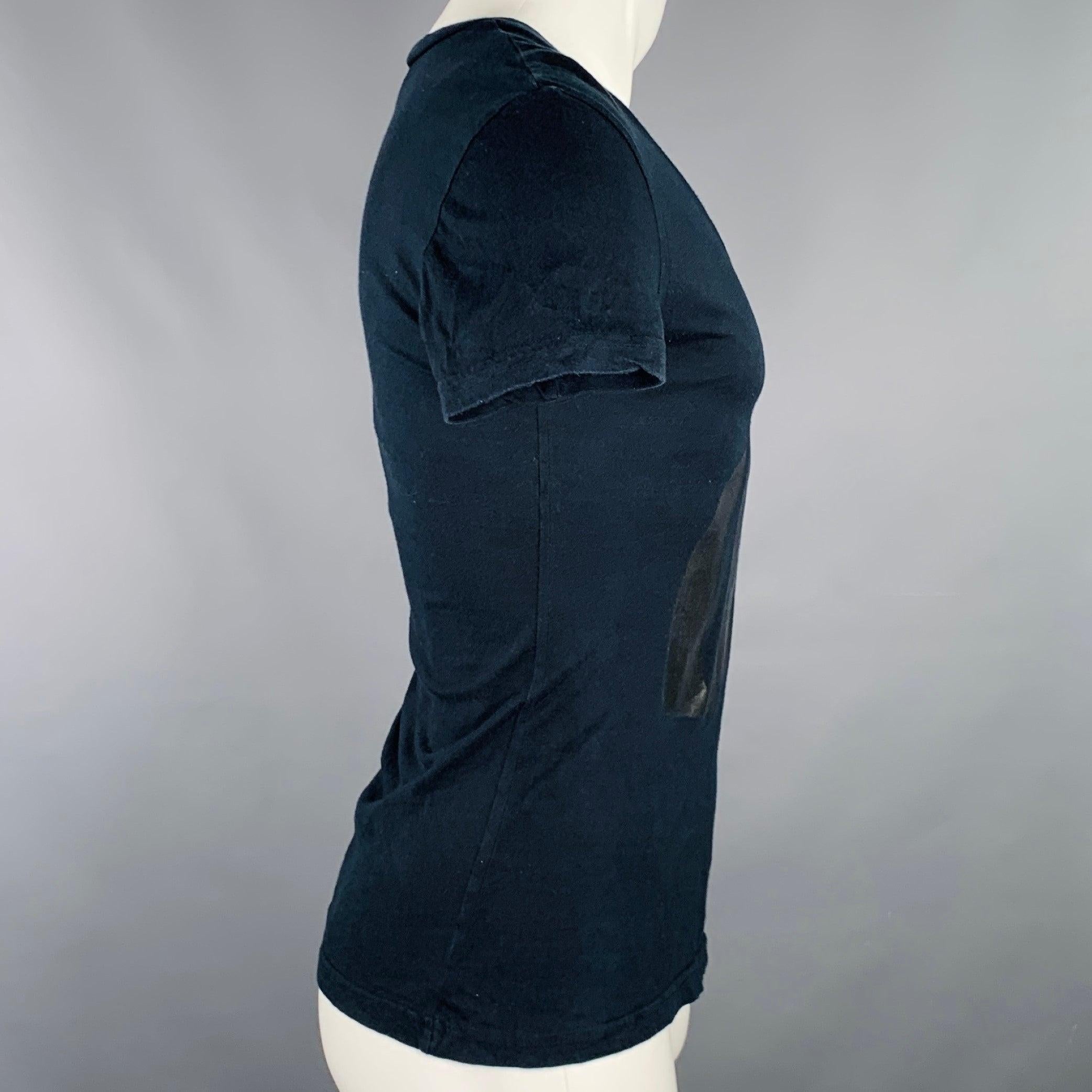 JOHN GALLIANO Größe S Schwarzes T-Shirt aus Baumwolle mit V-Ausschnitt und Monogrammdruck im Zustand „Hervorragend“ im Angebot in San Francisco, CA
