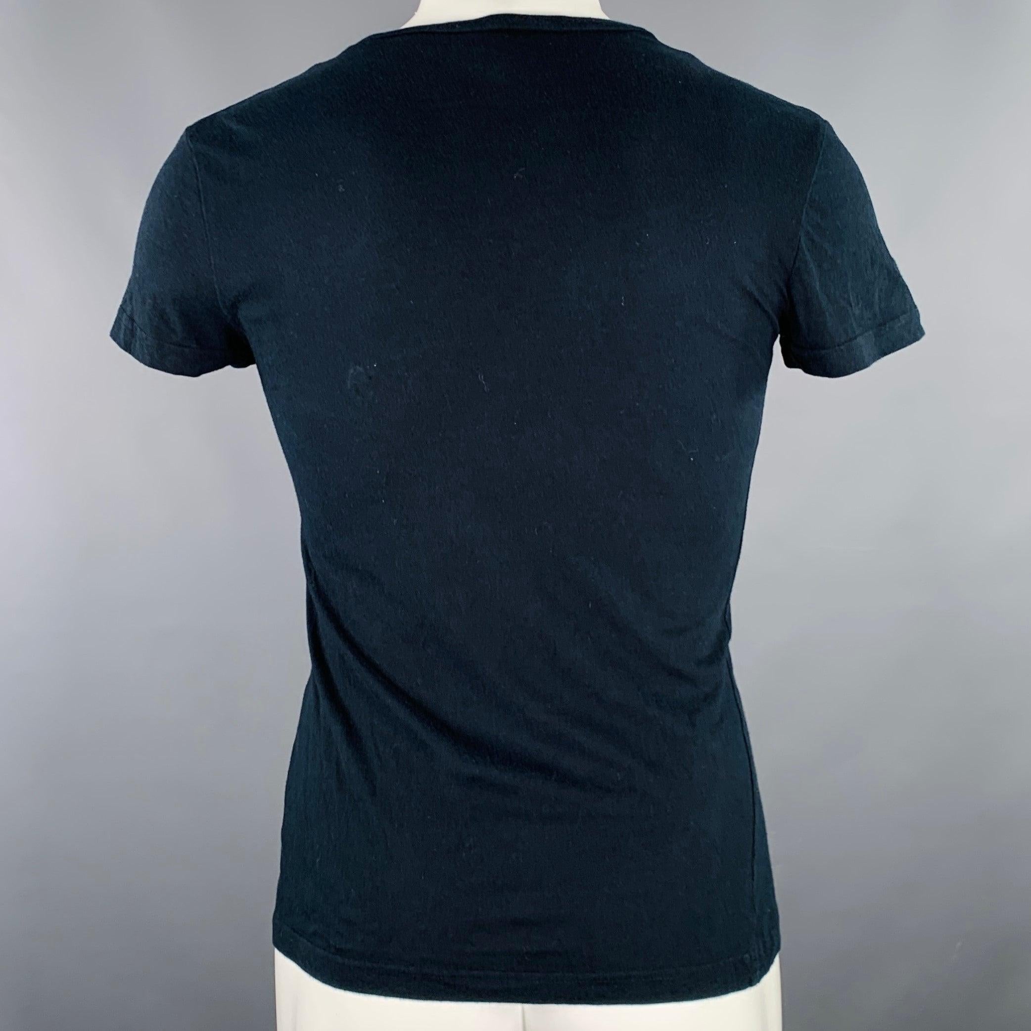 JOHN GALLIANO Größe S Schwarzes T-Shirt aus Baumwolle mit V-Ausschnitt und Monogrammdruck Herren im Angebot