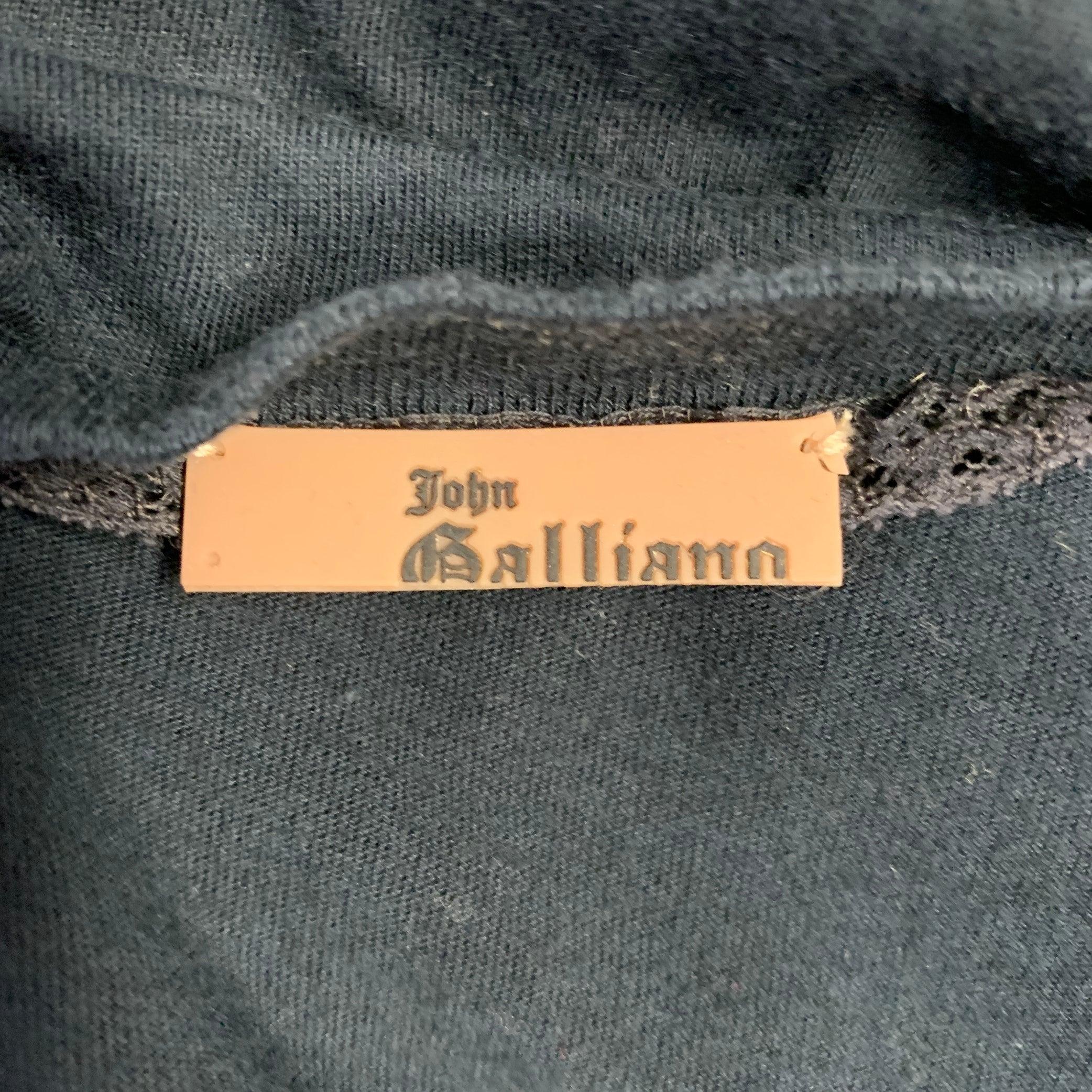 JOHN GALLIANO Größe S Schwarzes T-Shirt aus Baumwolle mit V-Ausschnitt und Monogrammdruck im Angebot 1