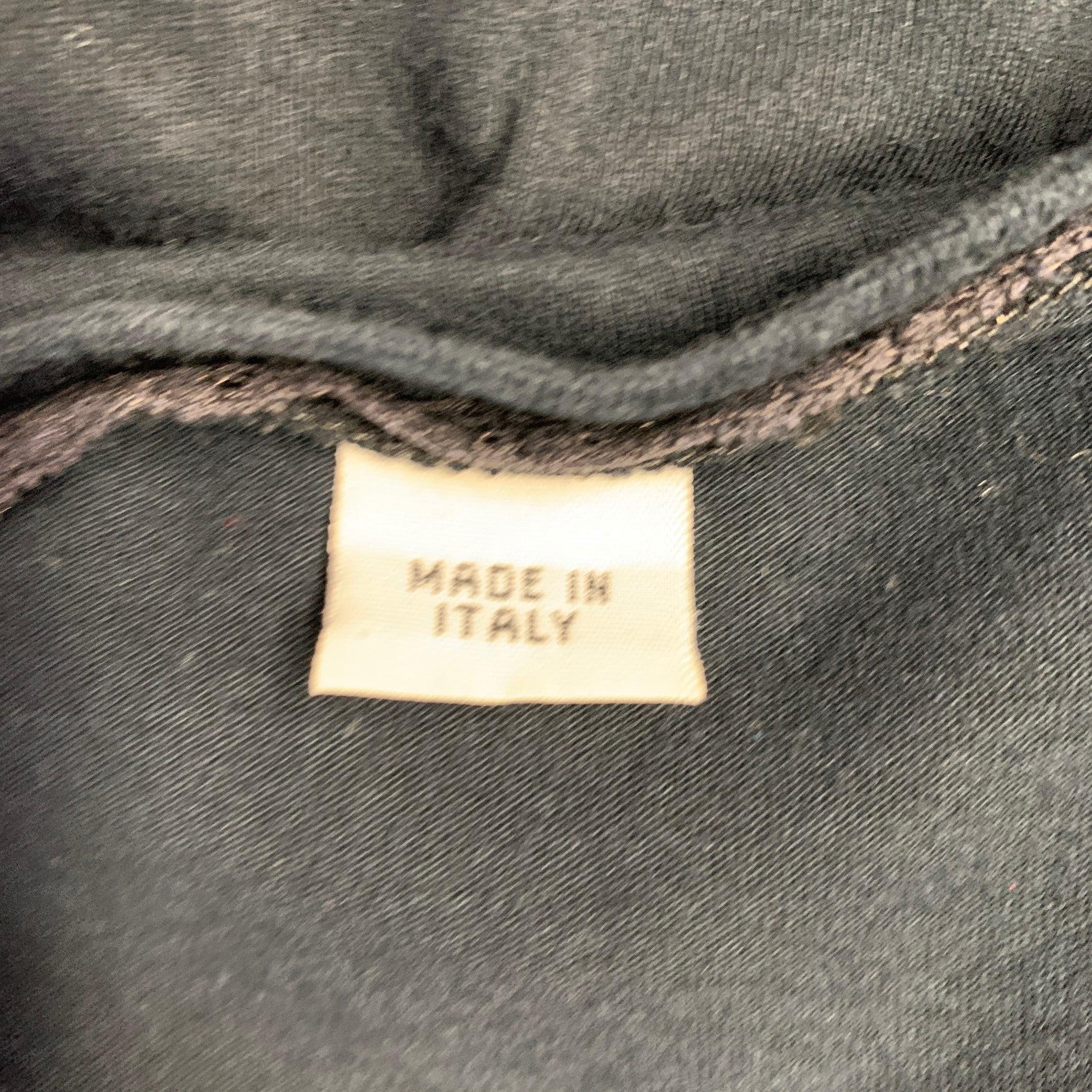 JOHN GALLIANO Größe S Schwarzes T-Shirt aus Baumwolle mit V-Ausschnitt und Monogrammdruck im Angebot 2