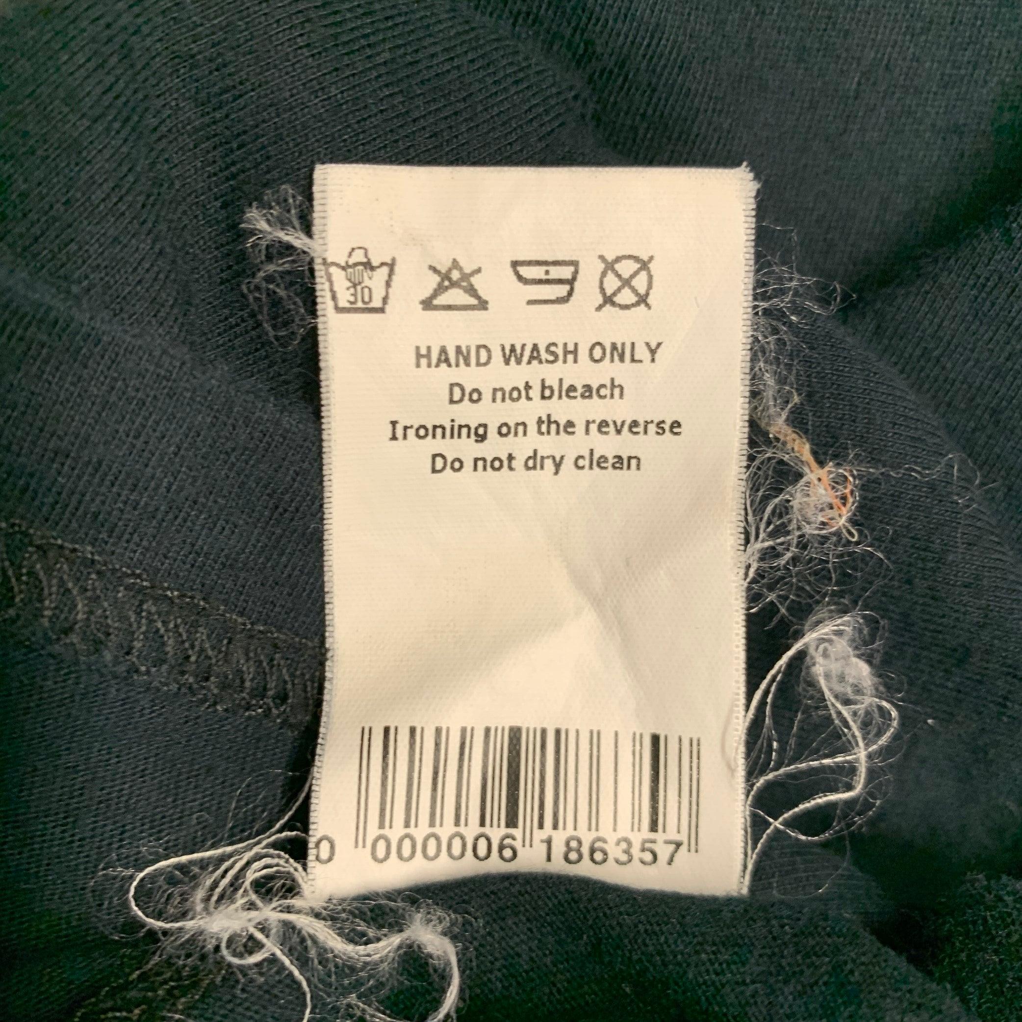 JOHN GALLIANO Größe S Schwarzes T-Shirt aus Baumwolle mit V-Ausschnitt und Monogrammdruck im Angebot 5