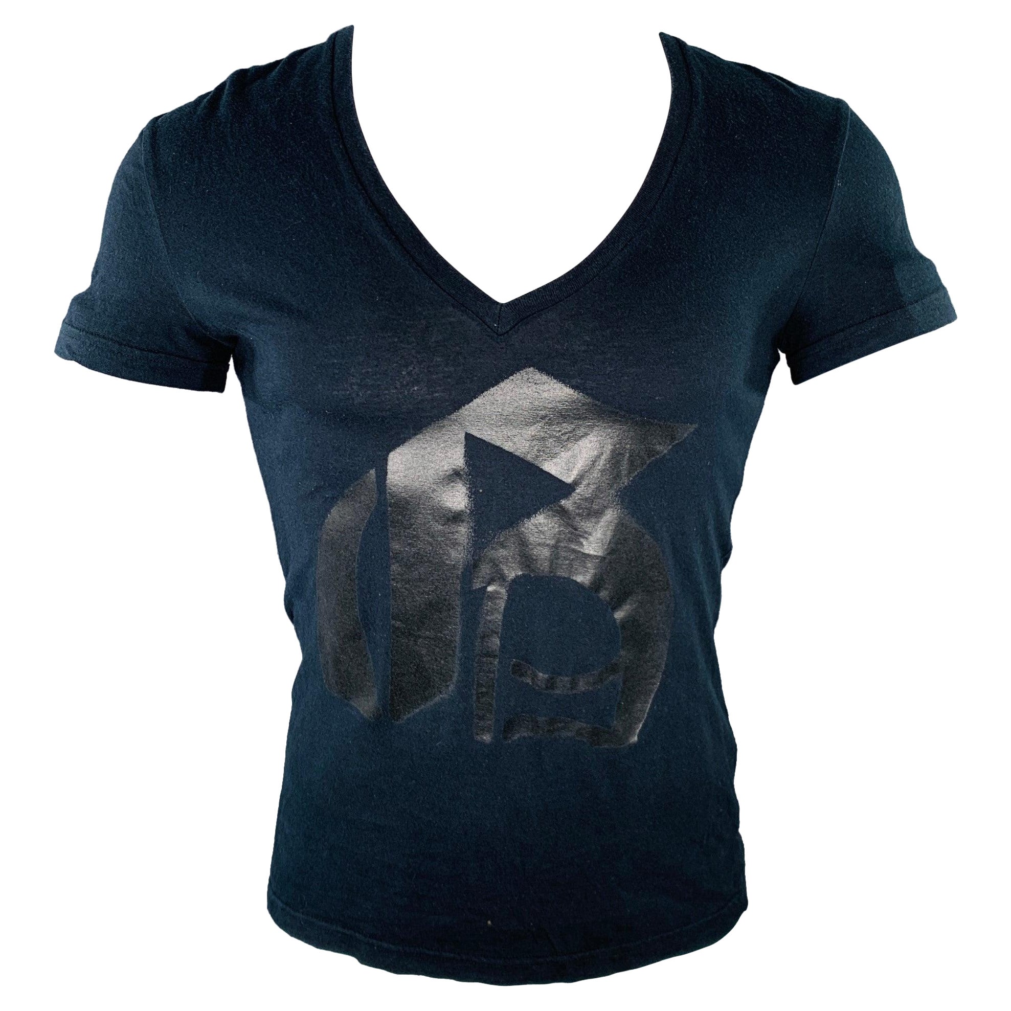 JOHN GALLIANO Größe S Schwarzes T-Shirt aus Baumwolle mit V-Ausschnitt und Monogrammdruck im Angebot
