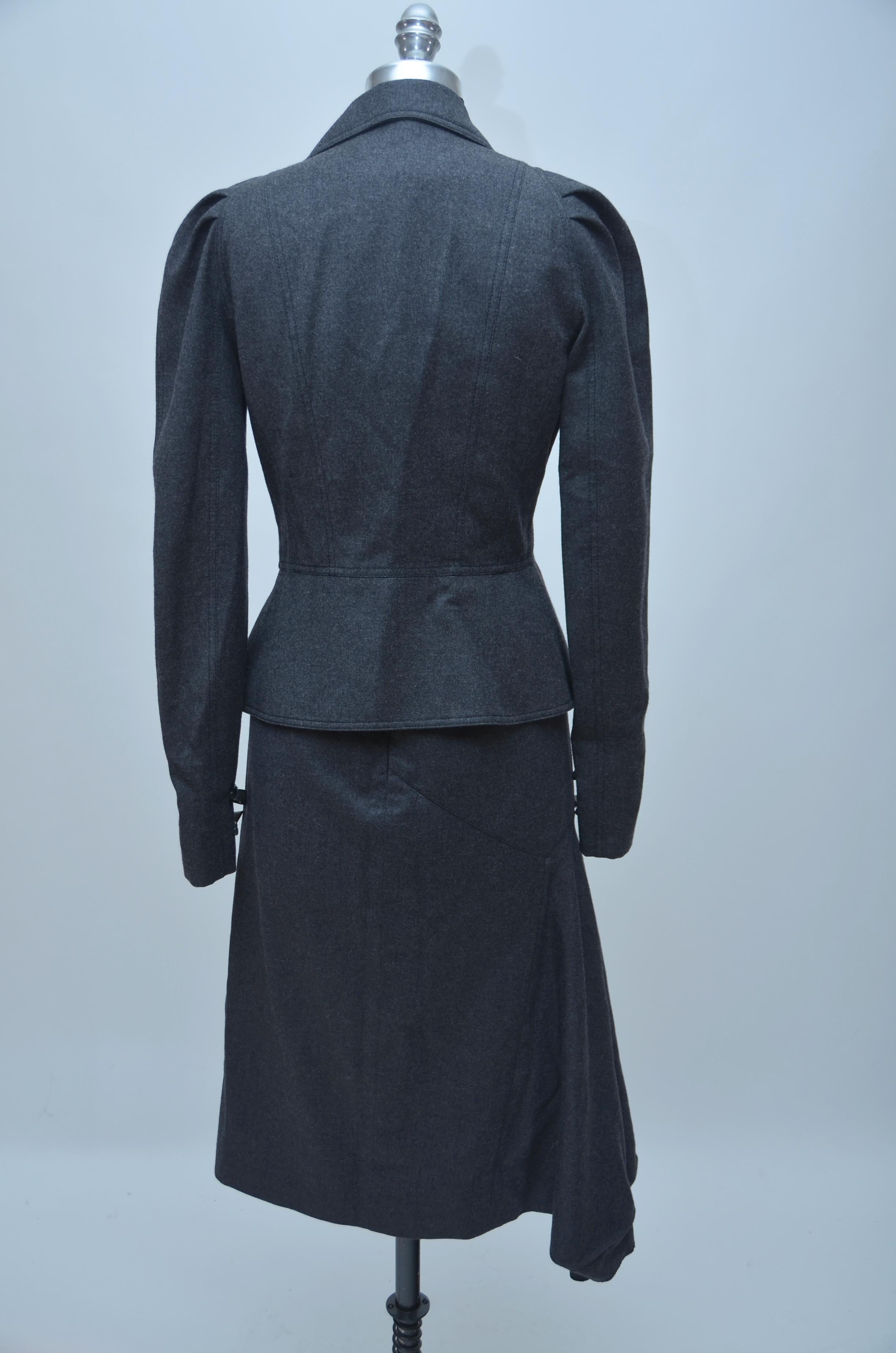 John Galliano suit
Size 6US
Excellent condition
Skirt:
Waist 29