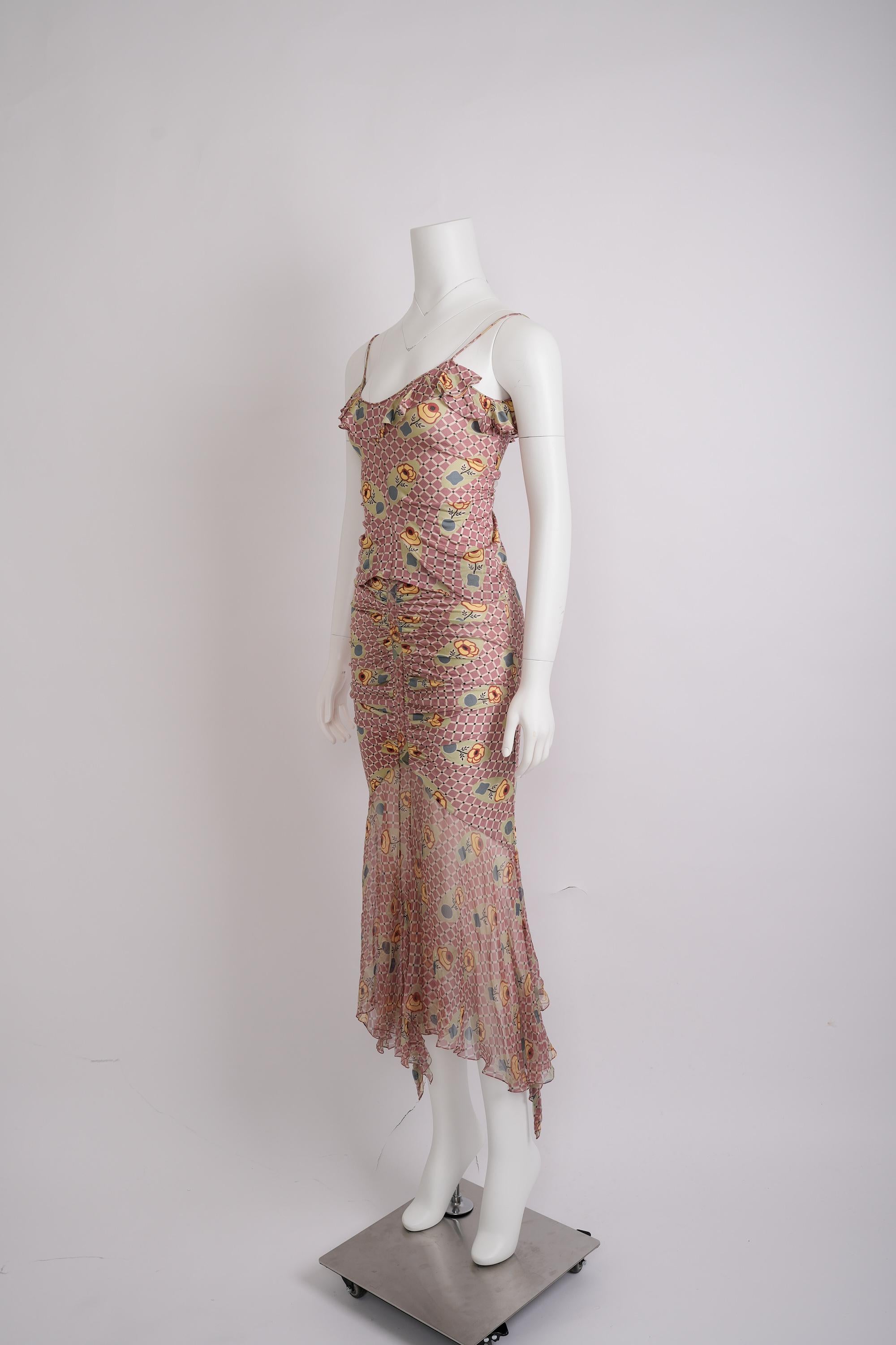 Ensemble in jersey rosa a quadri e fiori con gonna in chiffon coordinata

Un ensemble femminile e vivace della collezione primavera/estate 2004 di John Galliano: questo set coordinato unisce il morbido jersey al romantico chiffon in una celebrazione
