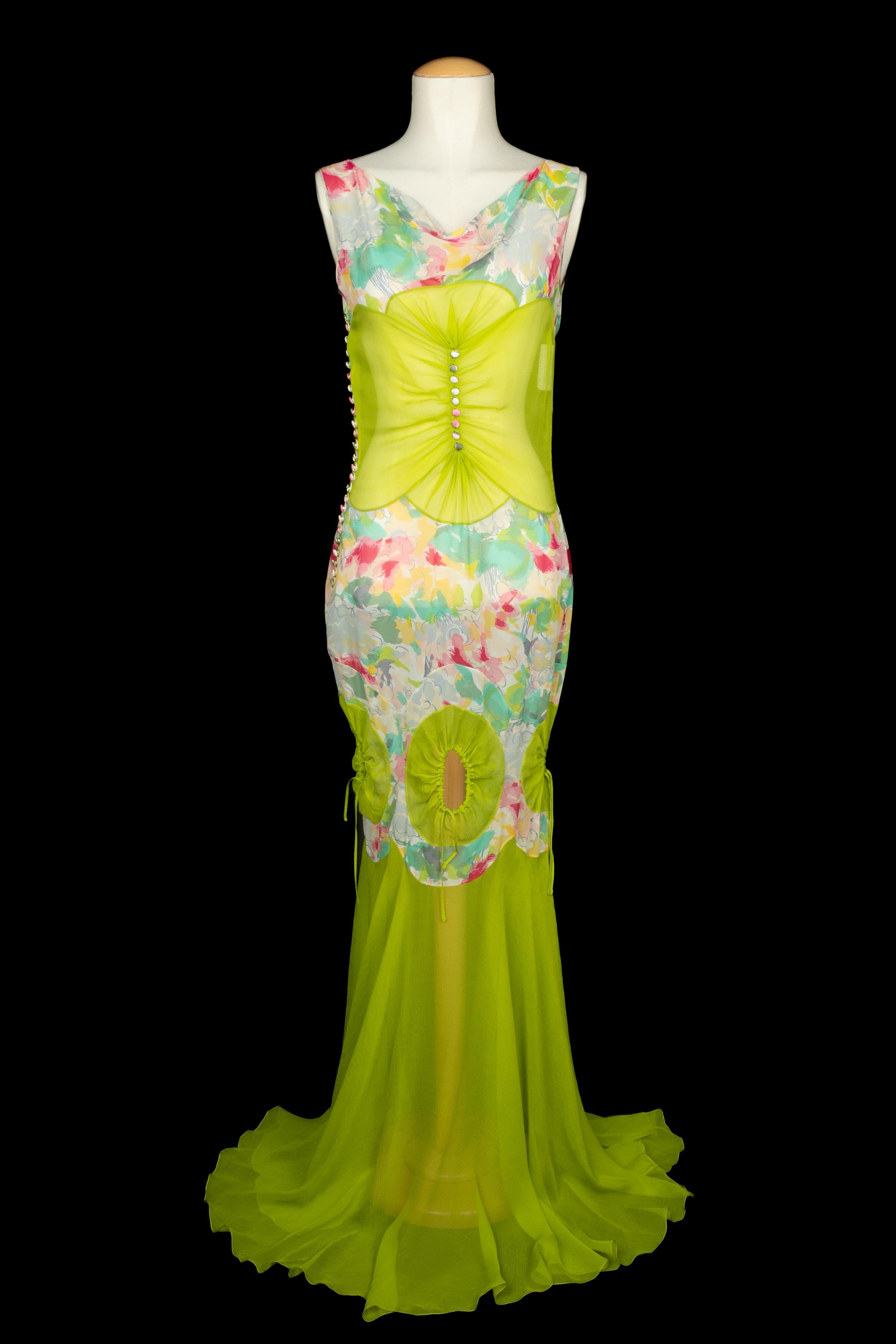 GALLIANO - (Fabriqué en France) Robe longue en mousseline de soie dans les tons de vert avec un imprimé floral. Collectional de prêt-à-porter printemps/été 2005 