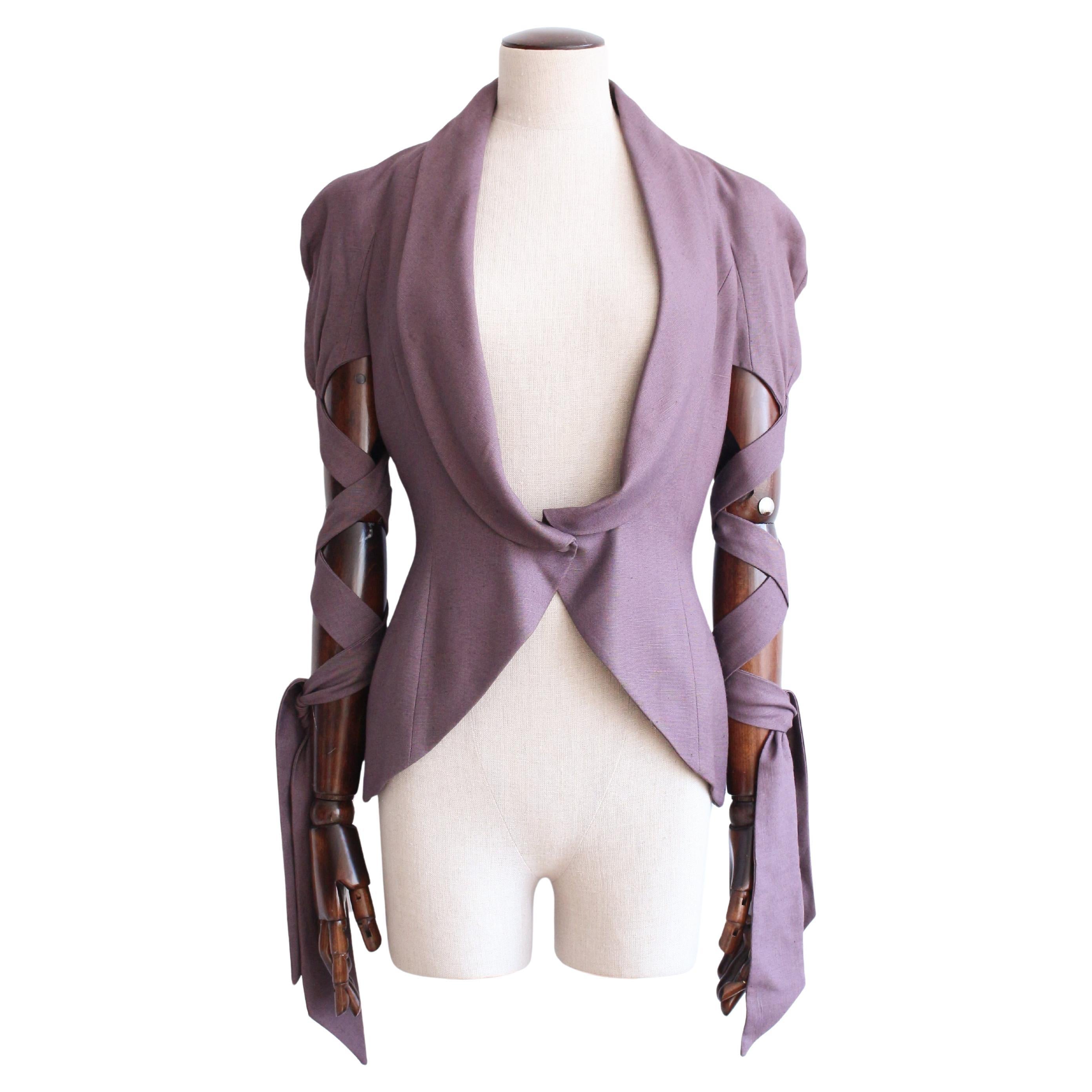 John Galliano Giacca viola "Ballet Russes" primavera/estate 1999 con maniche a cravatta
