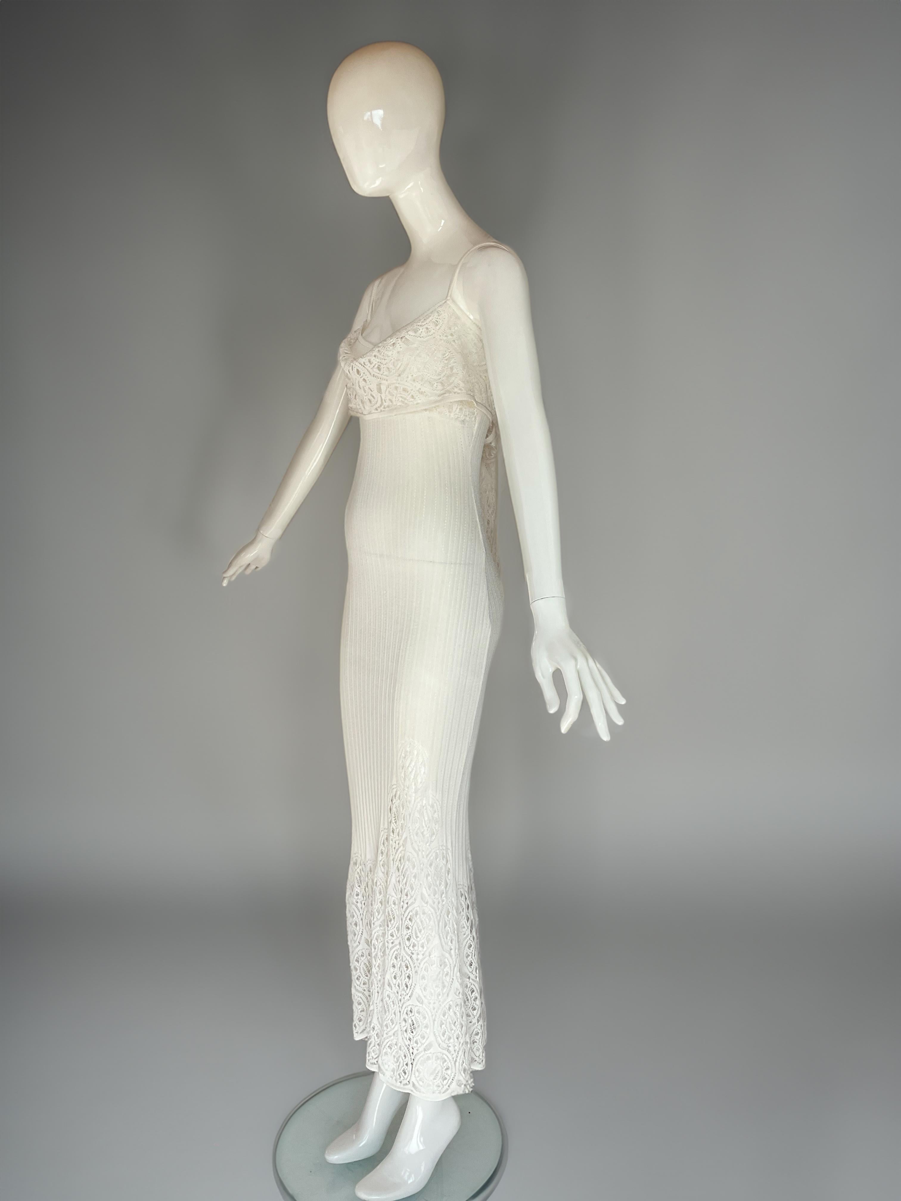 Nous vous présentons une rare robe en maille ajourée ivoire de John Galliano, printemps-été 1999, confectionnée en Italie et présentée ici sur un mannequin de 185 cm en taille M (taille M, convient mieux à une taille S).

Cette pièce maîtresse en