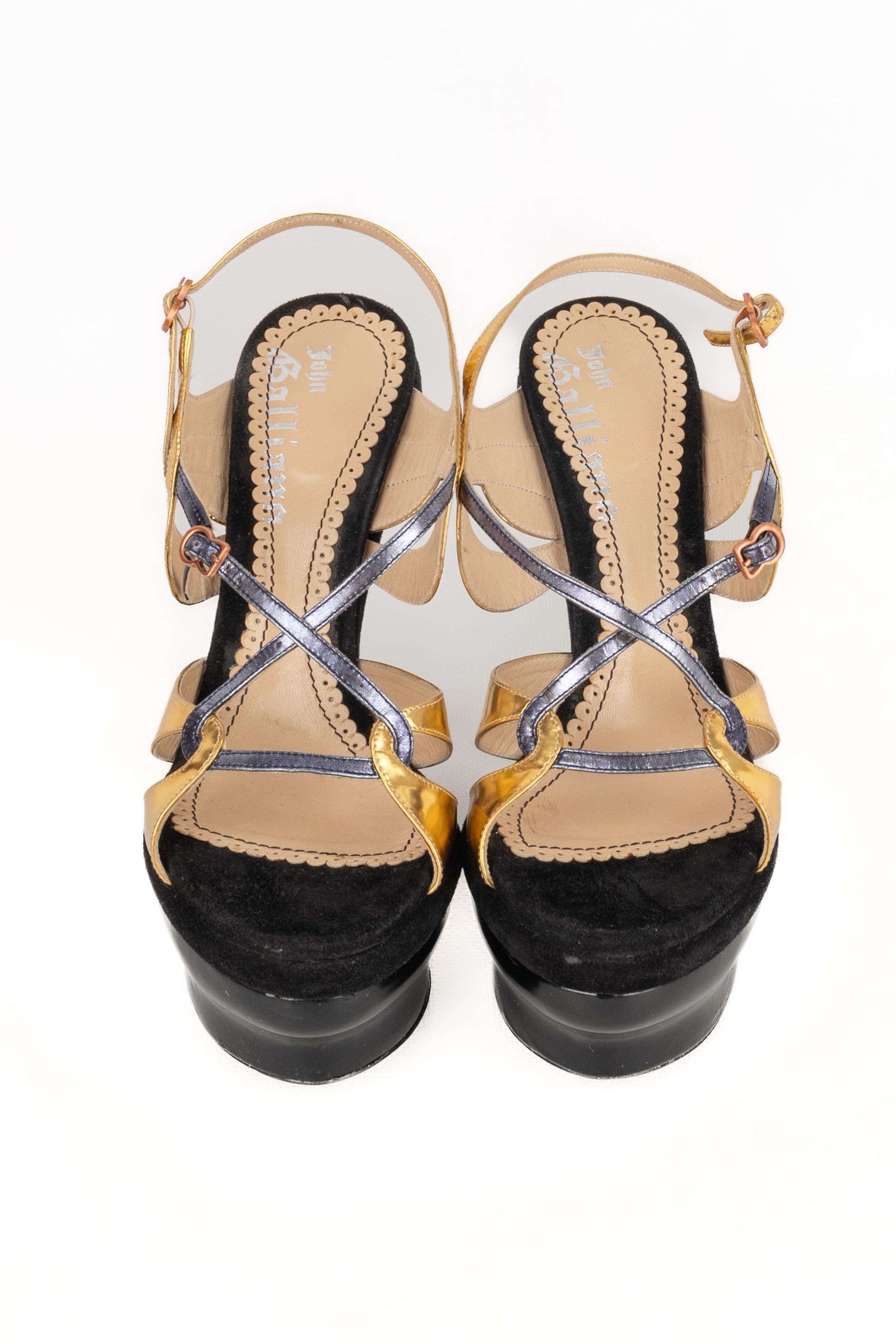 GALLIANO -(Made in Italy) Leather stiletto shoes with silvery, golden, and black inside-out leather. Size 37FR indicated.

Condition:
Very good condition

Dimensions:
Heel height: 13 cm

SKU:CH43