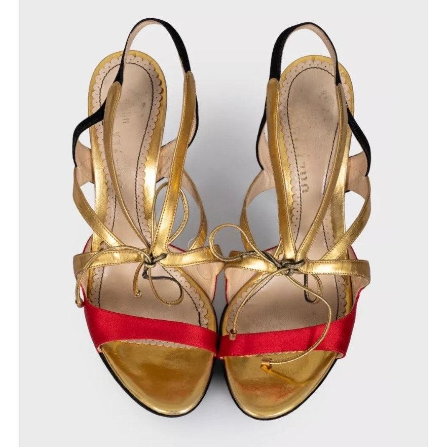 Eleva tu estilo con estas elegantes sandalias de tacón alto John Galliano. Elaborados a partir de una lujosa mezcla de ante, piel y textil, estos tacones ofrecen un toque sofisticado a cualquier conjunto. 

El estilo slip-on garantiza un uso fácil,