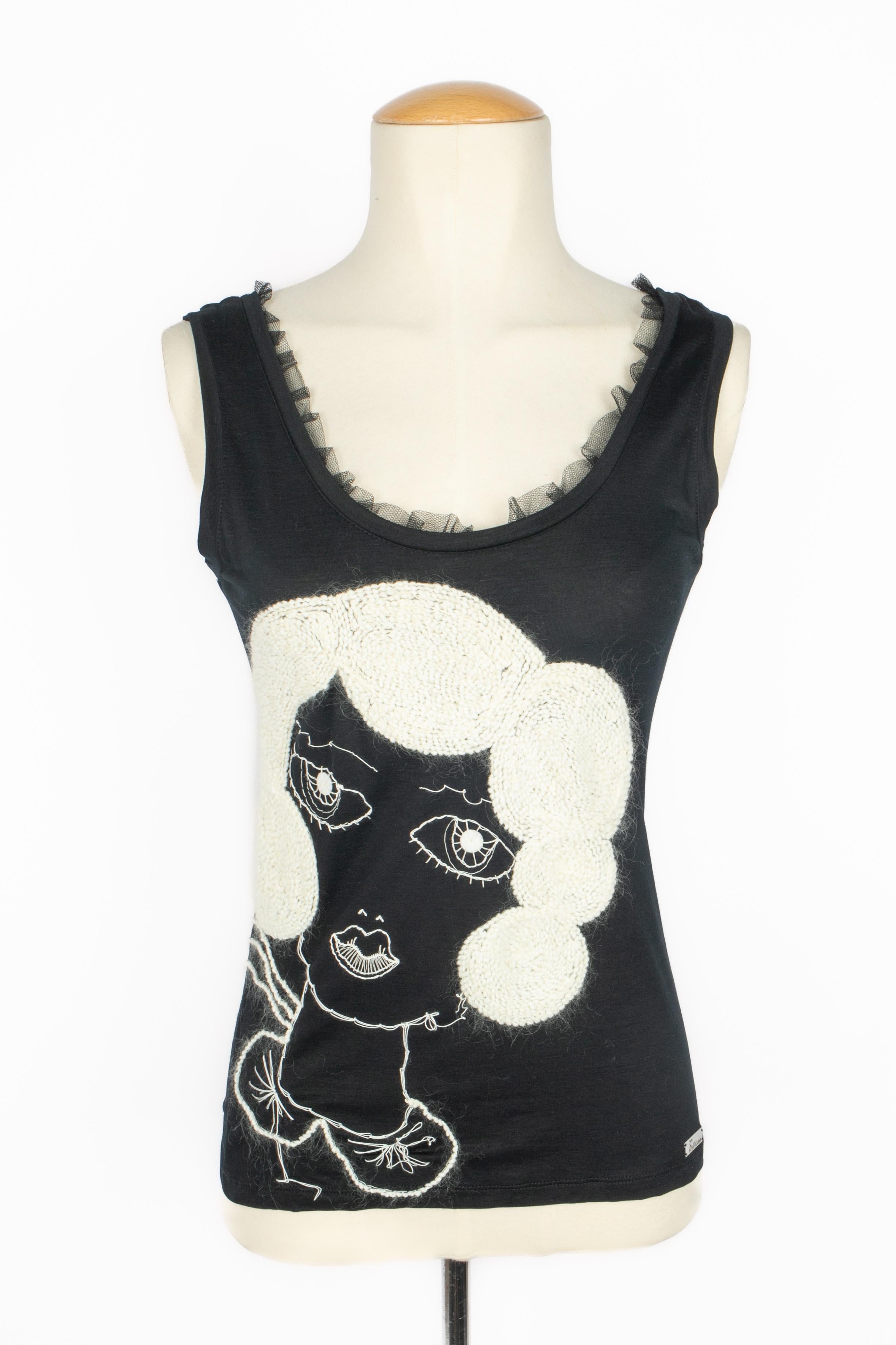 John Galliano - Top nero decorato con il ricamo di un volto di donna. Indicata la taglia S. Collection'S circa 2005.

Condizioni:
Ottime condizioni

Dimensioni:
Petto: 42 cm - Lunghezza: 58 cm

SKU:FH245