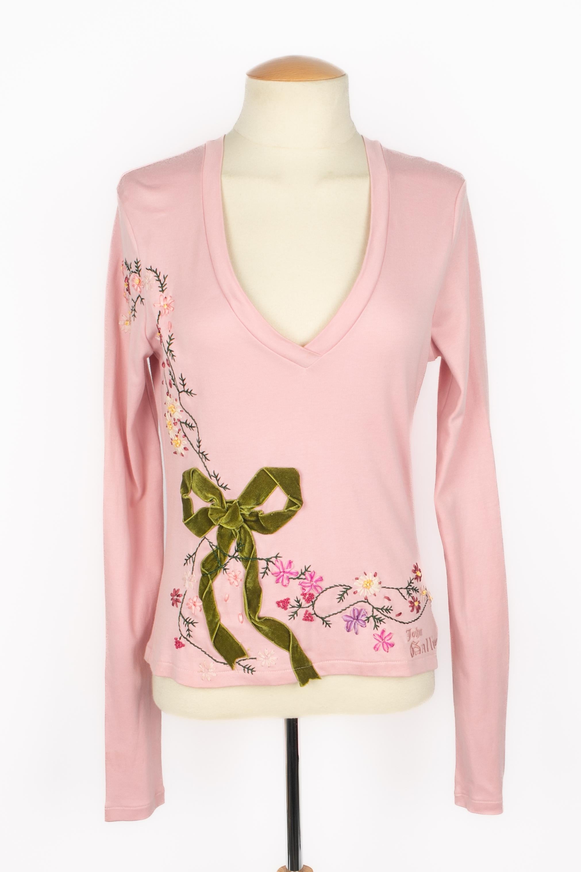 John Galliano - Top a maniche lunghe rosa ricamato con un motivo floreale e decorato con un fiocco di velluto verde. Non è indicata la taglia, ma si adatta a una 36FR/38FR.

Condizioni:
Ottime condizioni

Dimensioni:
Larghezza spalle: 44 cm - Petto: