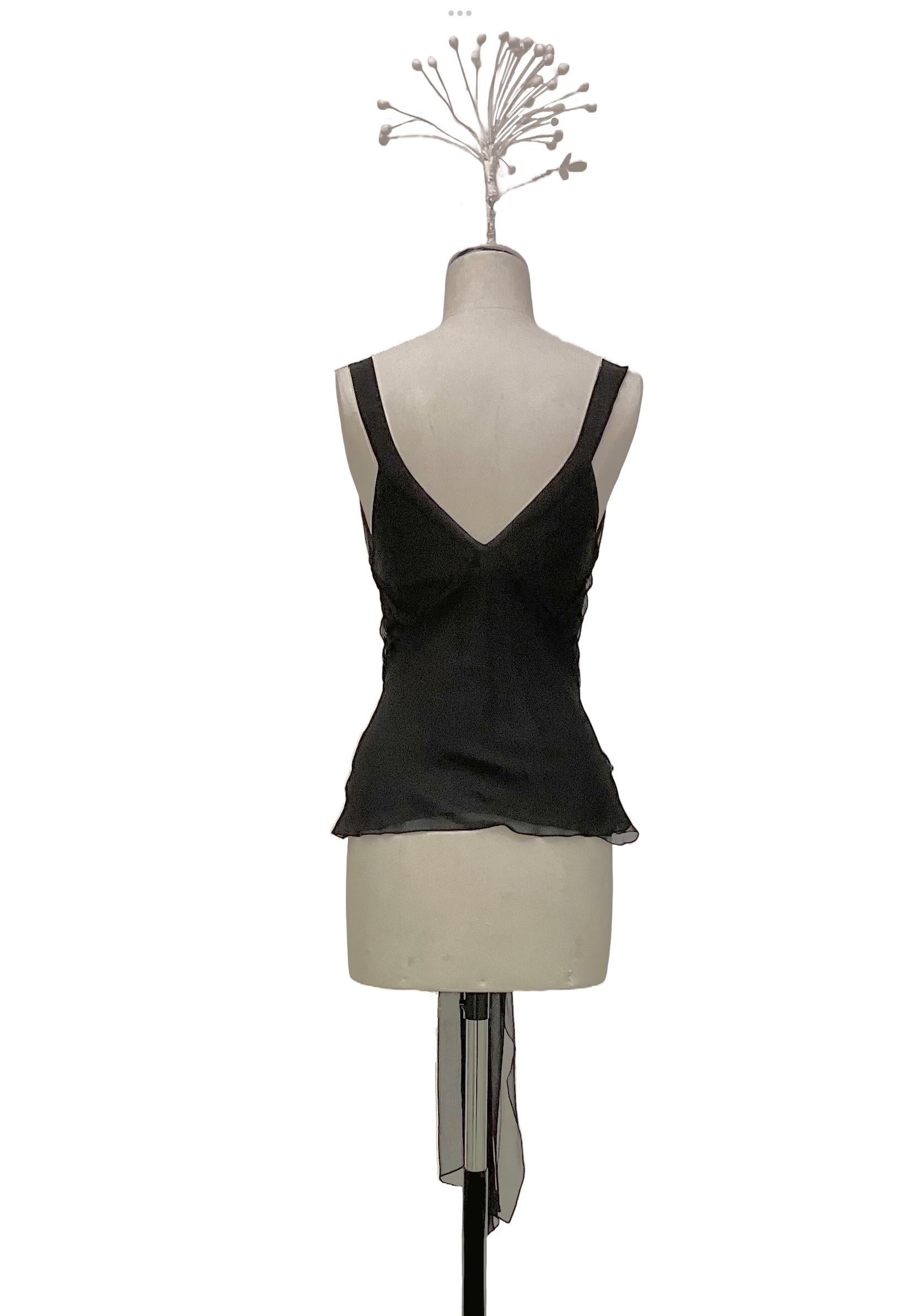 Top de lingerie noir en mousseline de soie 100% de John Galliano de la collection Prêt-à-porter Automne Hiver 2008. 
Sur le devant du haut, un cordon de serrage haut est placé sous la poitrine, où un ruban du même tissu passe et se noue comme un