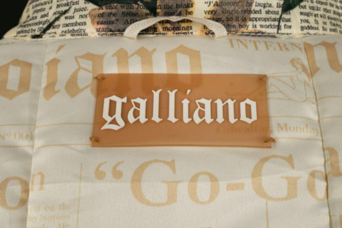 John Galliano Imperméable imprimé journal en vente 7