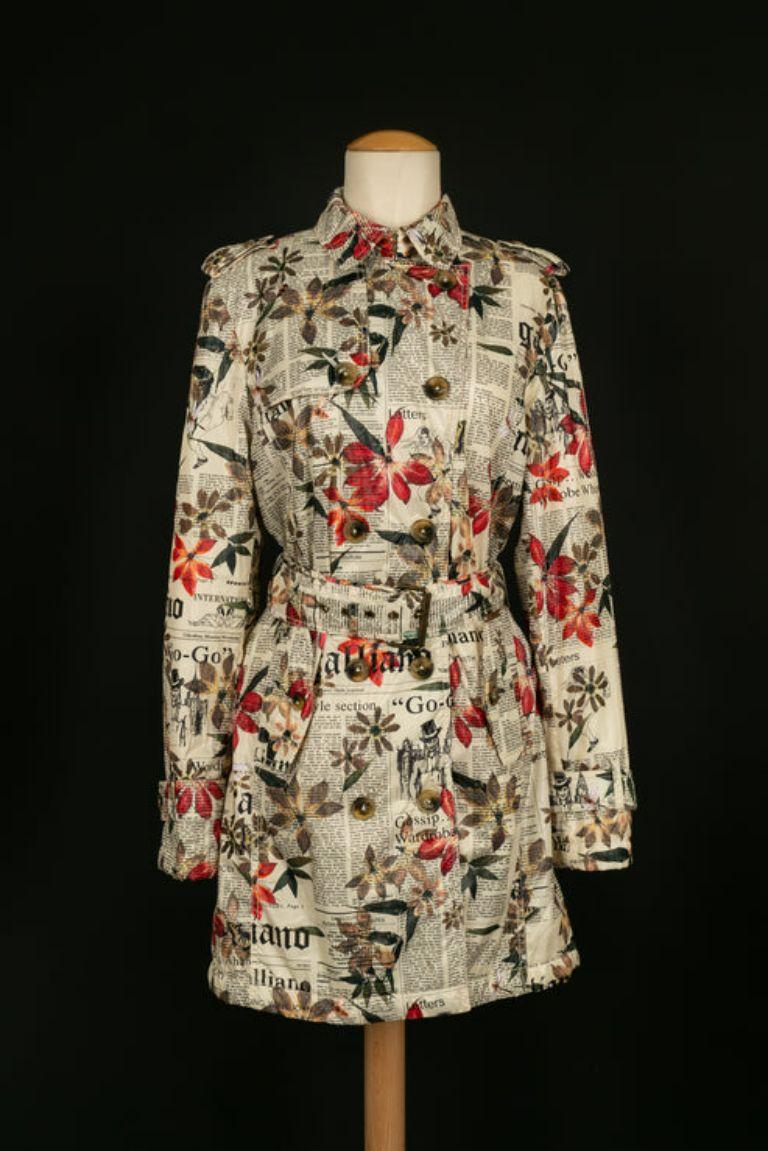 Galliano - Mid-length trench coat with newspaper print. No size listed, it fits a 38FR/40FR.

Additional information: 
Dimensions: Shoulder width: 41 cm, Chest: 45 cm, Sleeve length: 65 cm, Length: 87 cm
Condition: Very good condition
Seller Ref