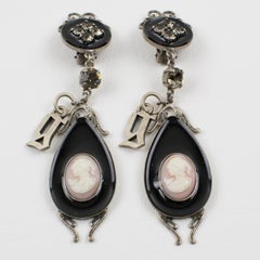 Pendientes de clip de esmalte negro y camafeo de inspiración victoriana John Galliano