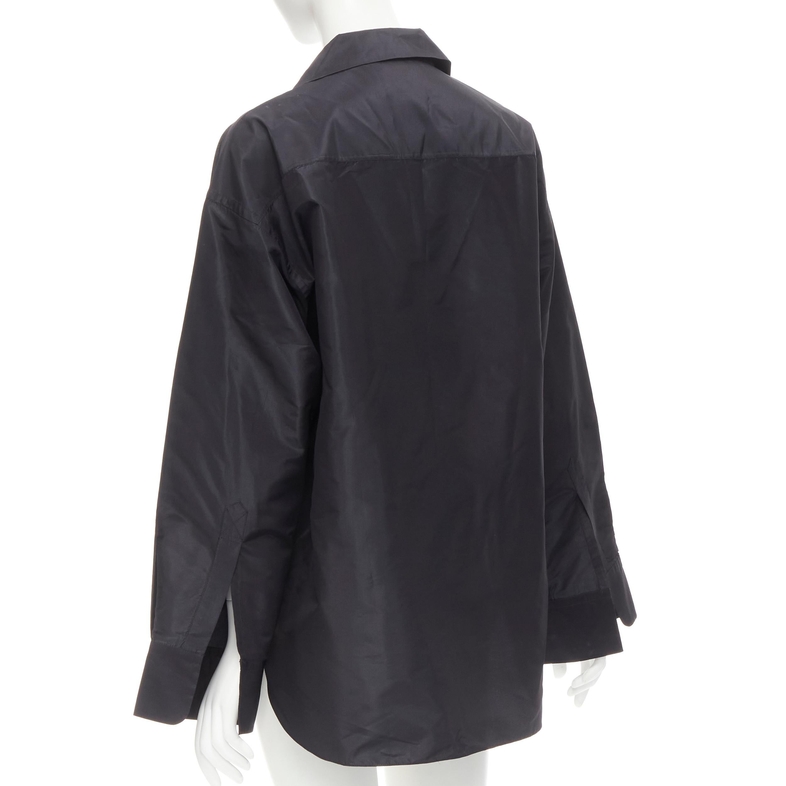 JOHN GALLIANO Vintage schwarzes Acetat Seidenmischung steifes knopfloses Hemd M im Angebot 1