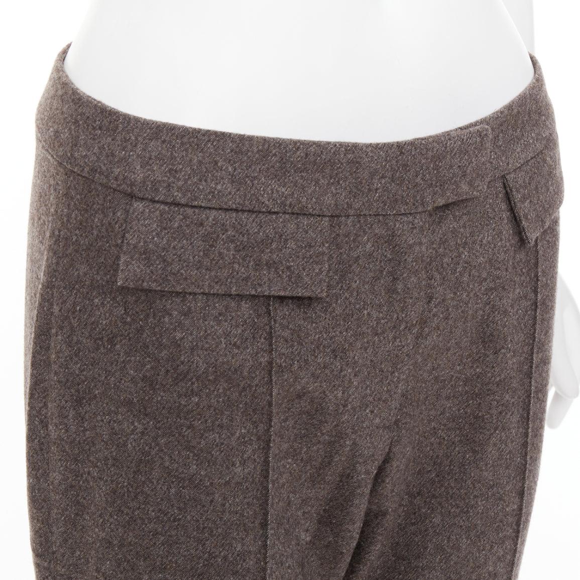 JOHN GALLIANO Pantalón de traje acampanado vintage gris topo mezcla de lana y cachemira FR40 L
Referencia: CC/A00426
Marca: John Galliano
Diseñador: John Galliano
Material: Lana, Cachemira, Mezcla
Color: Topo
Patrón: Sólido
Cierre: Bragueta con