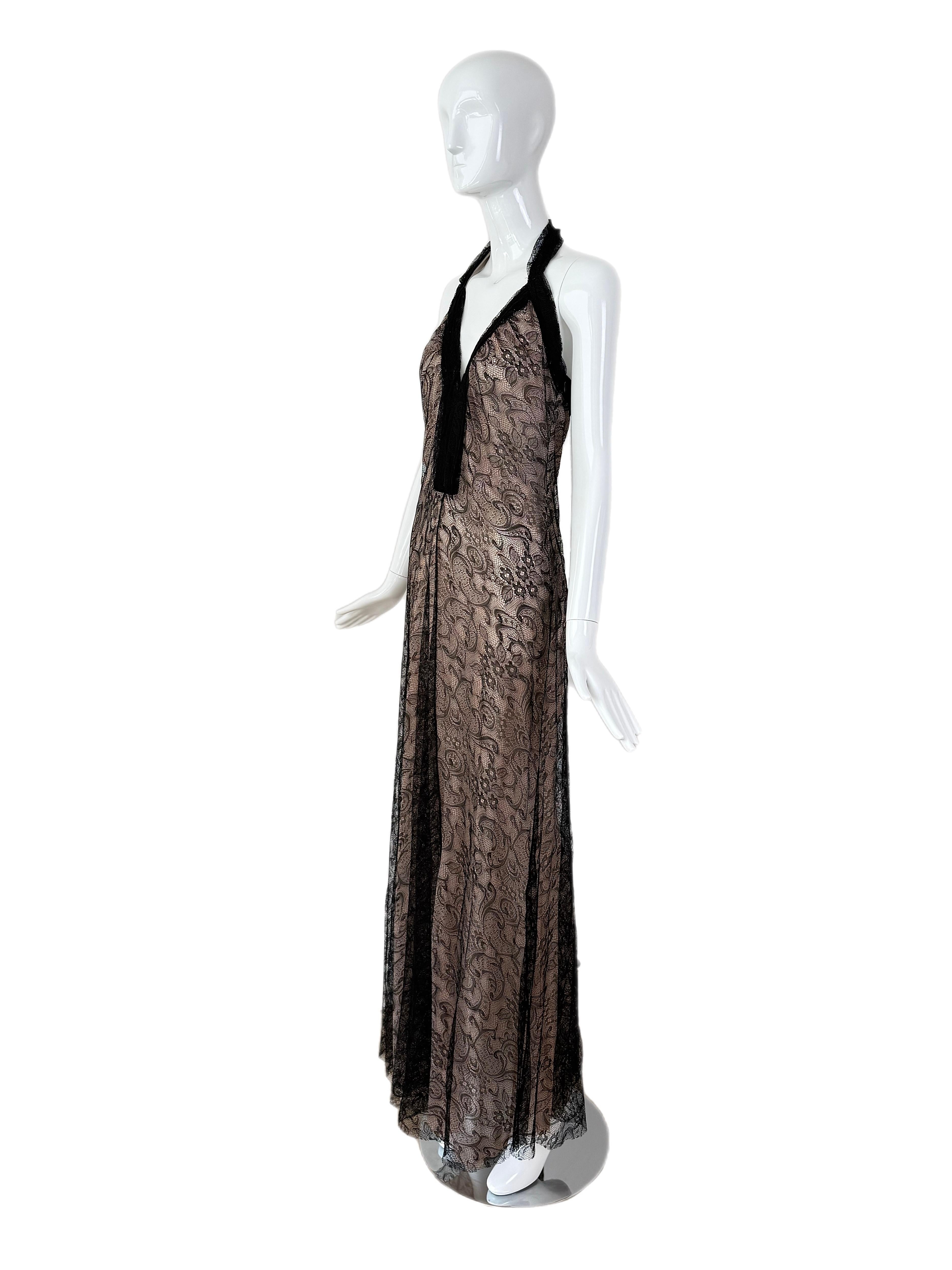 John Galliano
Vintage By
Tiefschwarze Spitze und nudefarbenes Unterkleid
Sehr sexy Silhouette 
Trägertop
Unsichtbarer Seitenreißverschluss
Größe IT40
Hervorragender Condit, es scheint, als ob das Oberteil am Hals ein wenig eingezogen wurde, so dass