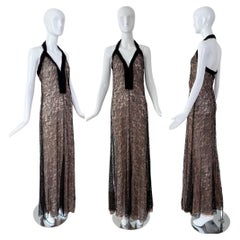 John Galliano, abito da sera vintage in pizzo nero con cavezza e maxi vestito.