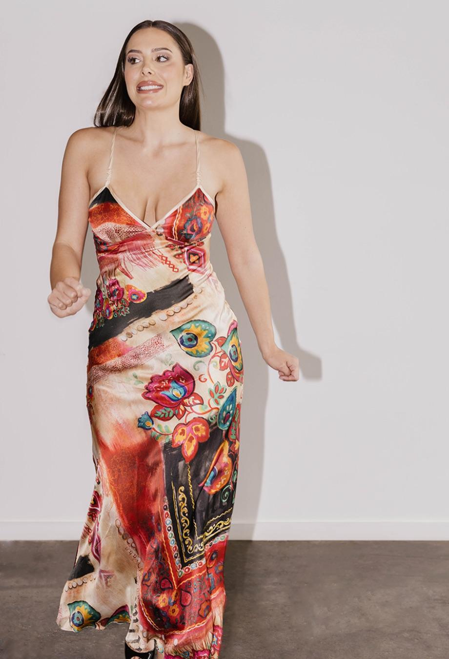 Este vestido vintage con estampado paisley de John Galliano, que encarna sin esfuerzo el espíritu bohemio de principios de la década de 2000, es una auténtica pieza de coleccionista. Confeccionado en seda fluida, presenta un vibrante mosaico de