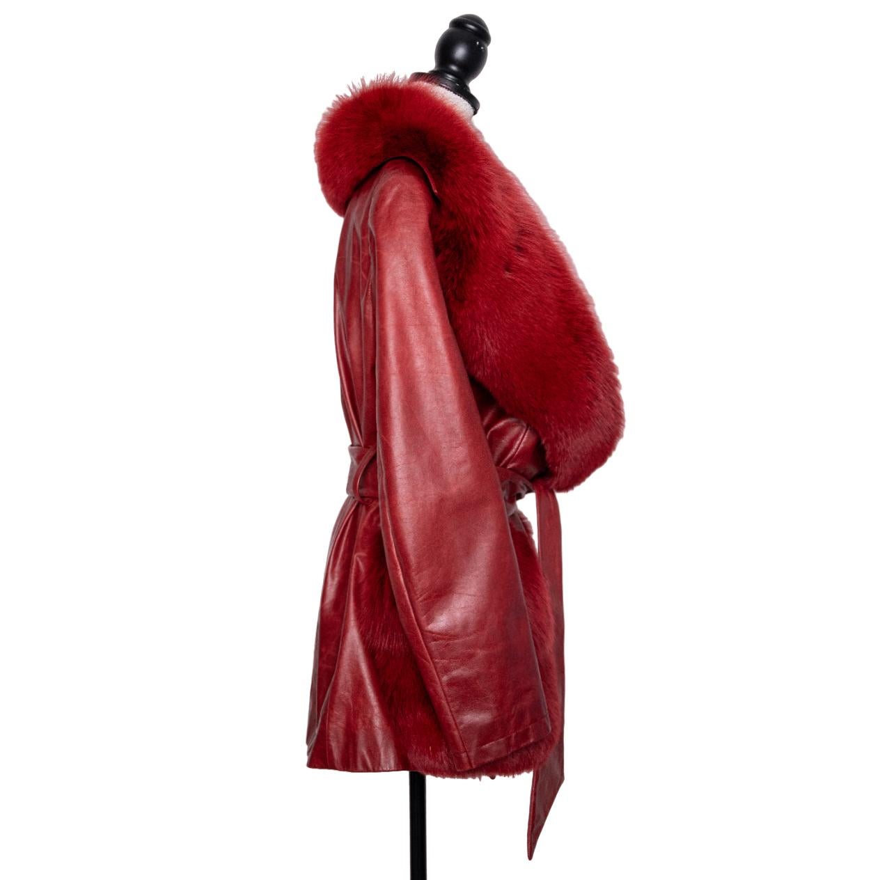 Diese Vintage-Lederjacke von John Galliano ist ein echtes Statement. Sie präsentiert sich in einem leuchtenden Rot, das durch einen luxuriösen Fuchspelzkragen ergänzt wird. Das Modell in Größe F42 repräsentiert Gallianos kühnes und innovatives