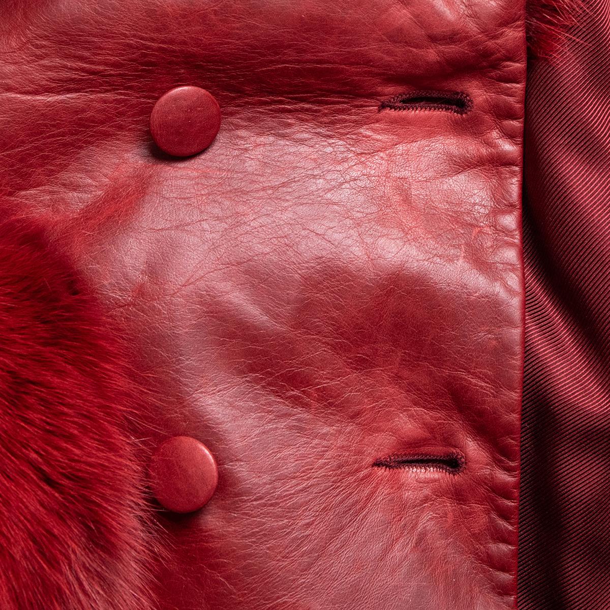 Veste vintage John Galliano rouge ceinturée avec col en fourrure de renard - Taille F42 en vente 1