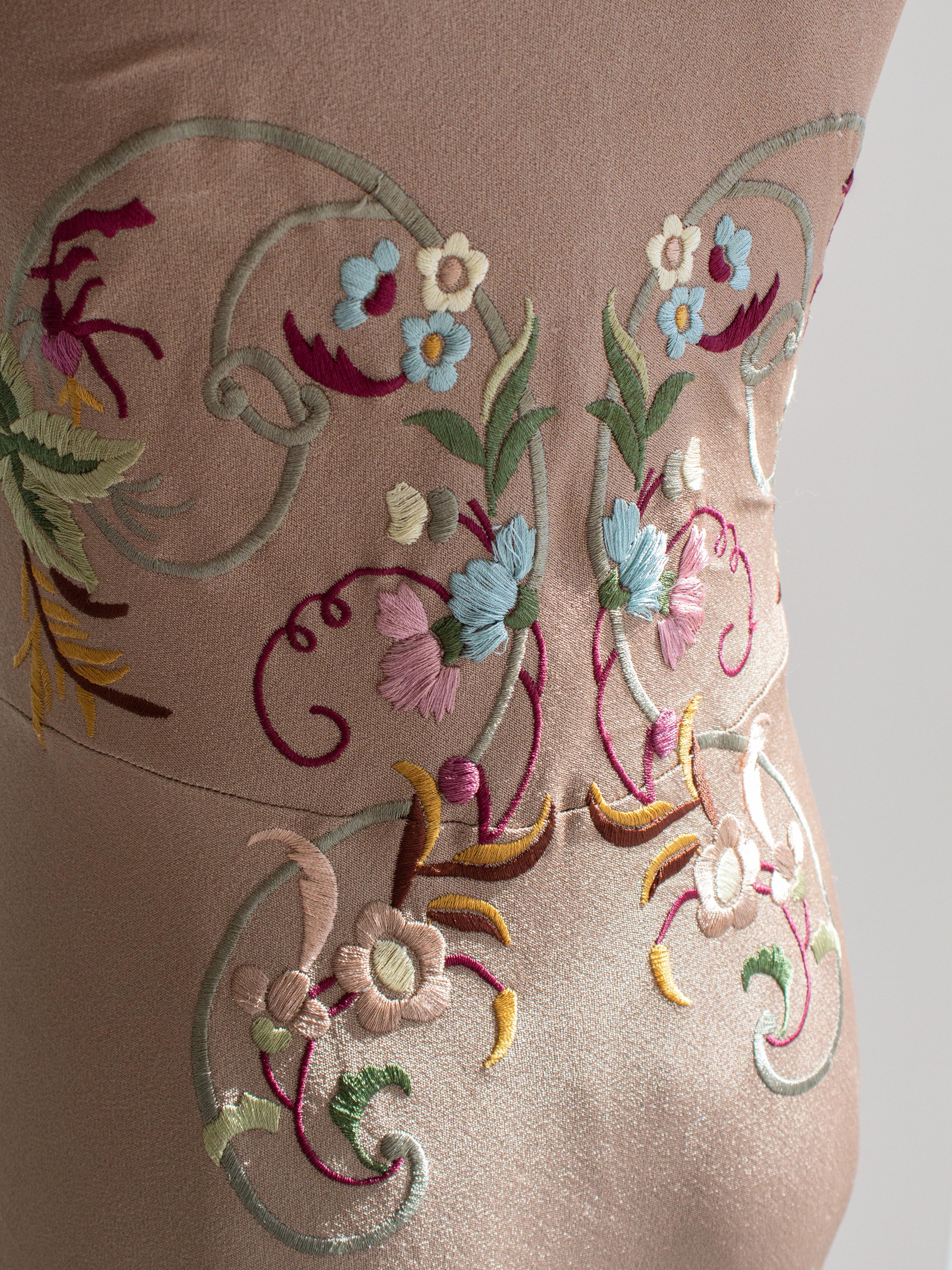 John Galliano Vintage P/E 2003 Nude Taupe Beige Vestito con ricami floreali in sbieco 6