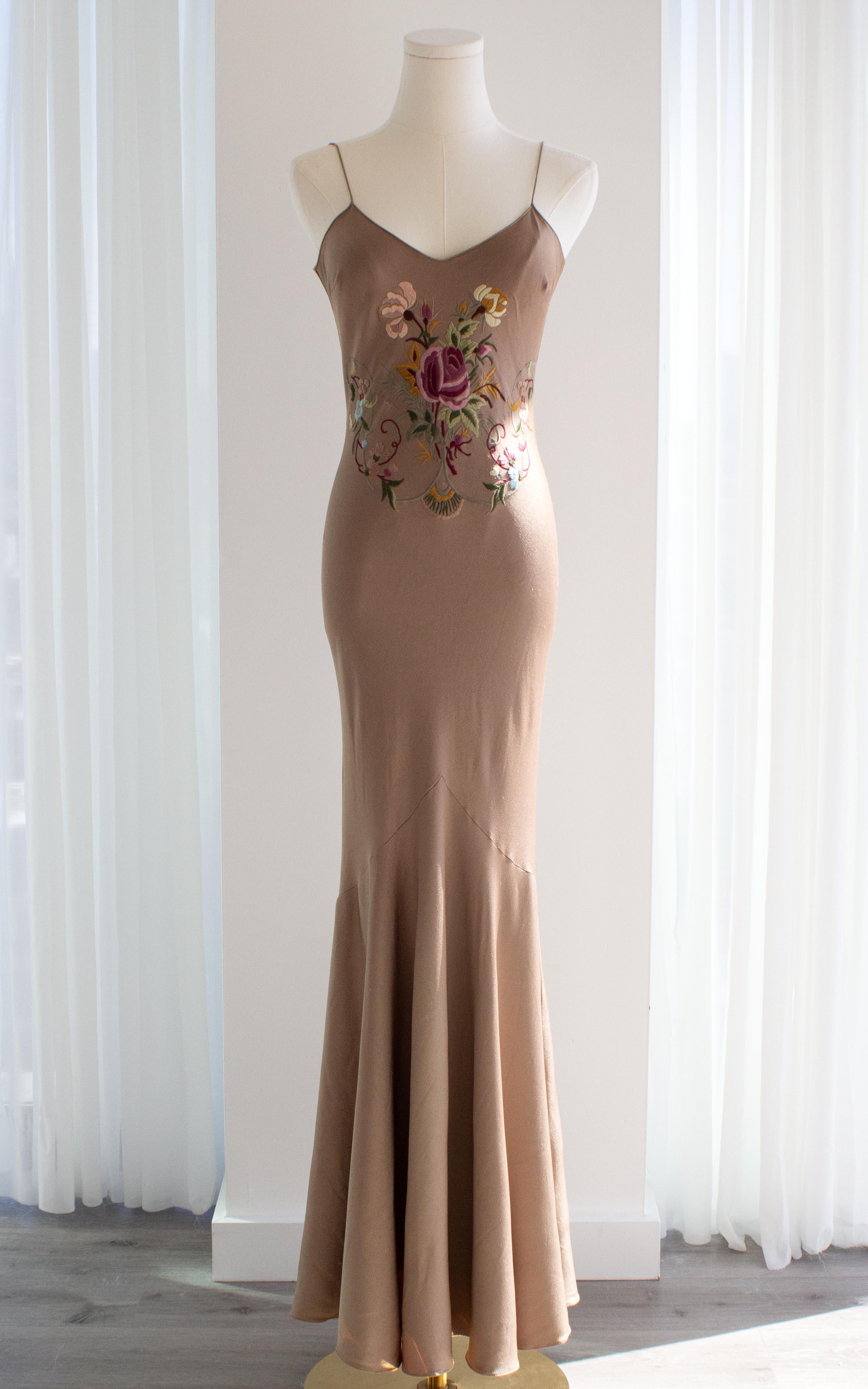 John Galliano Vintage P/E 2003 Nude Taupe Beige Vestito con ricami floreali in sbieco In condizioni buone a Jersey City, NJ